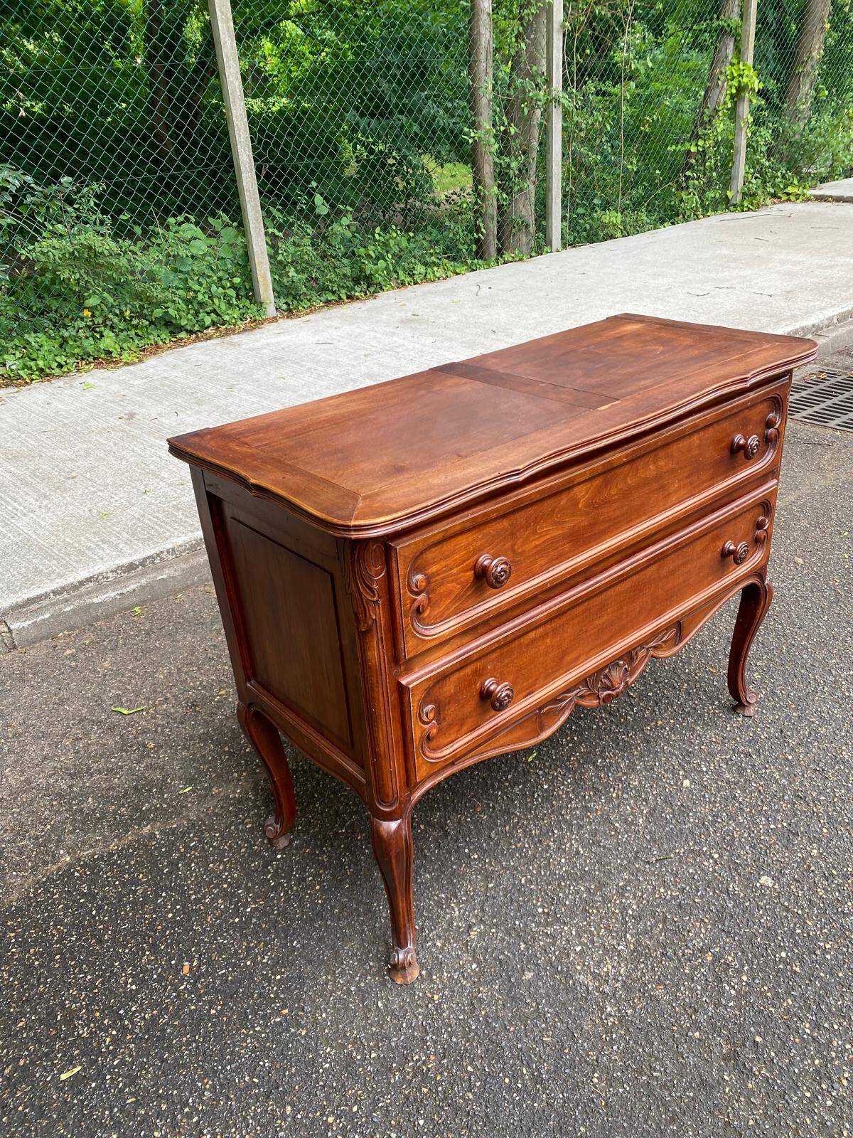 Louis XV commode in solid wood from the 19th century.