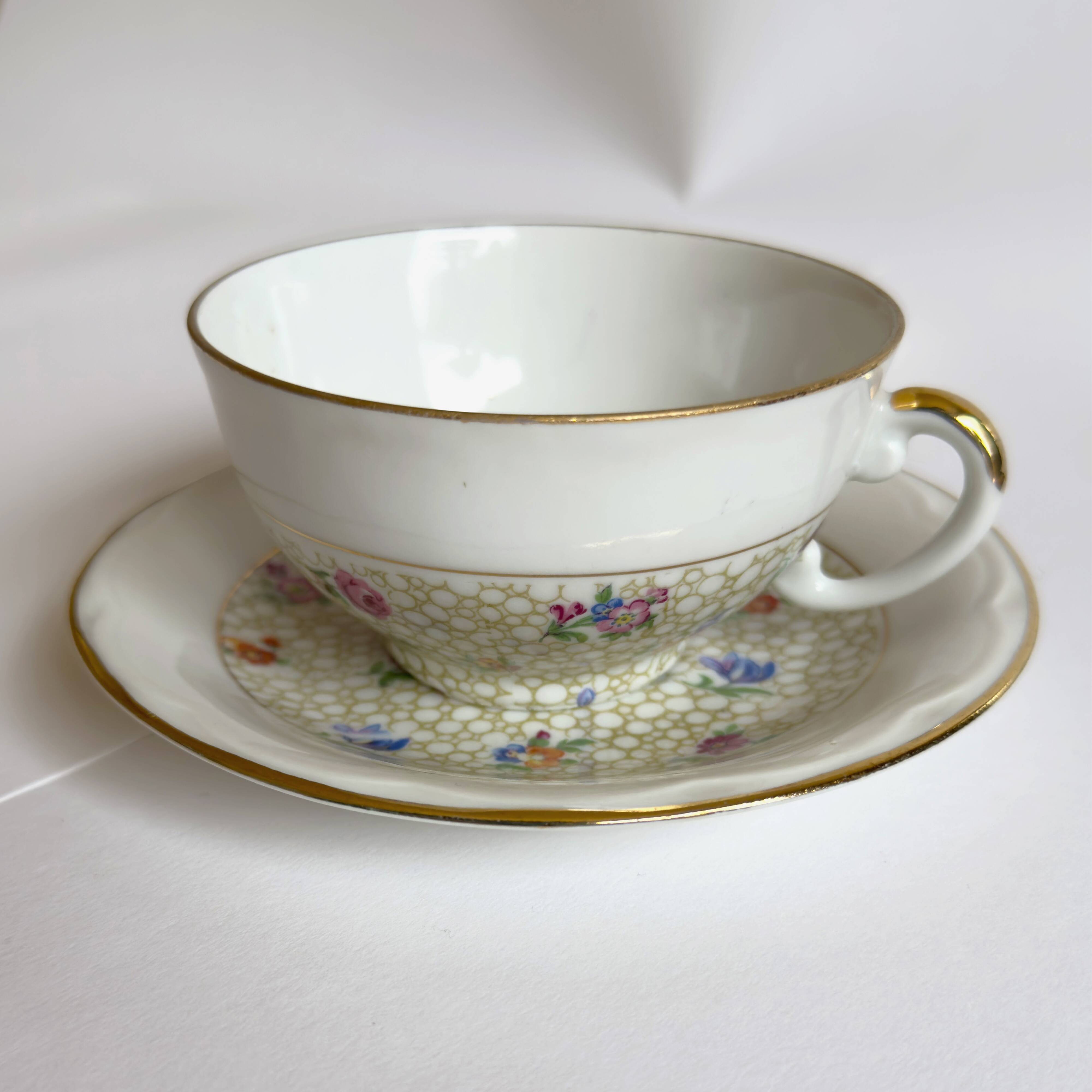 Service de 8 tasses à café et 8 coupelles en porcelaine S.F.P. Société Française de Porcelaine