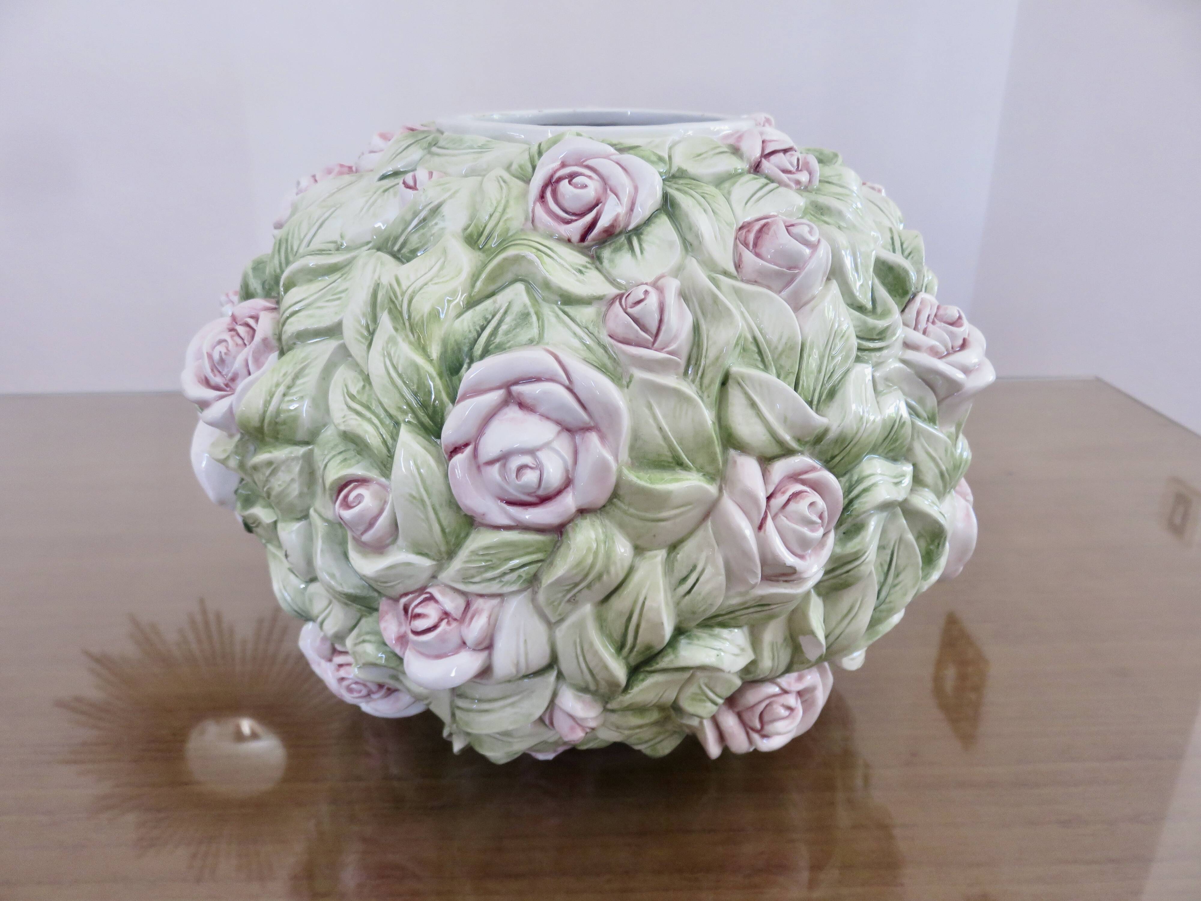 Vase en barbotine, décor floral