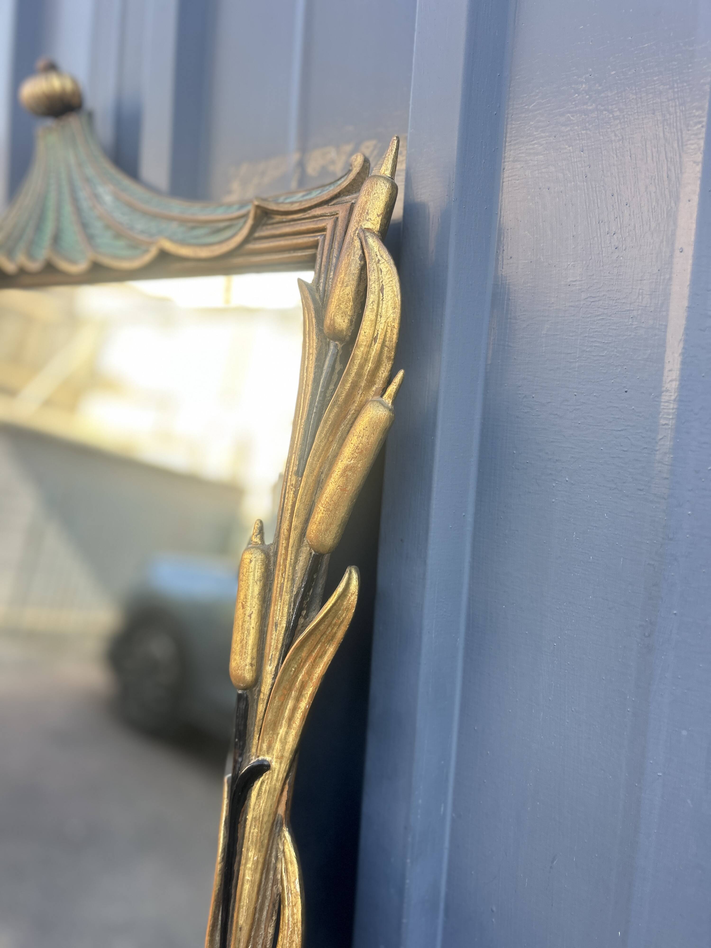 Miroir en bois sculpté aux joncs et à la pagode