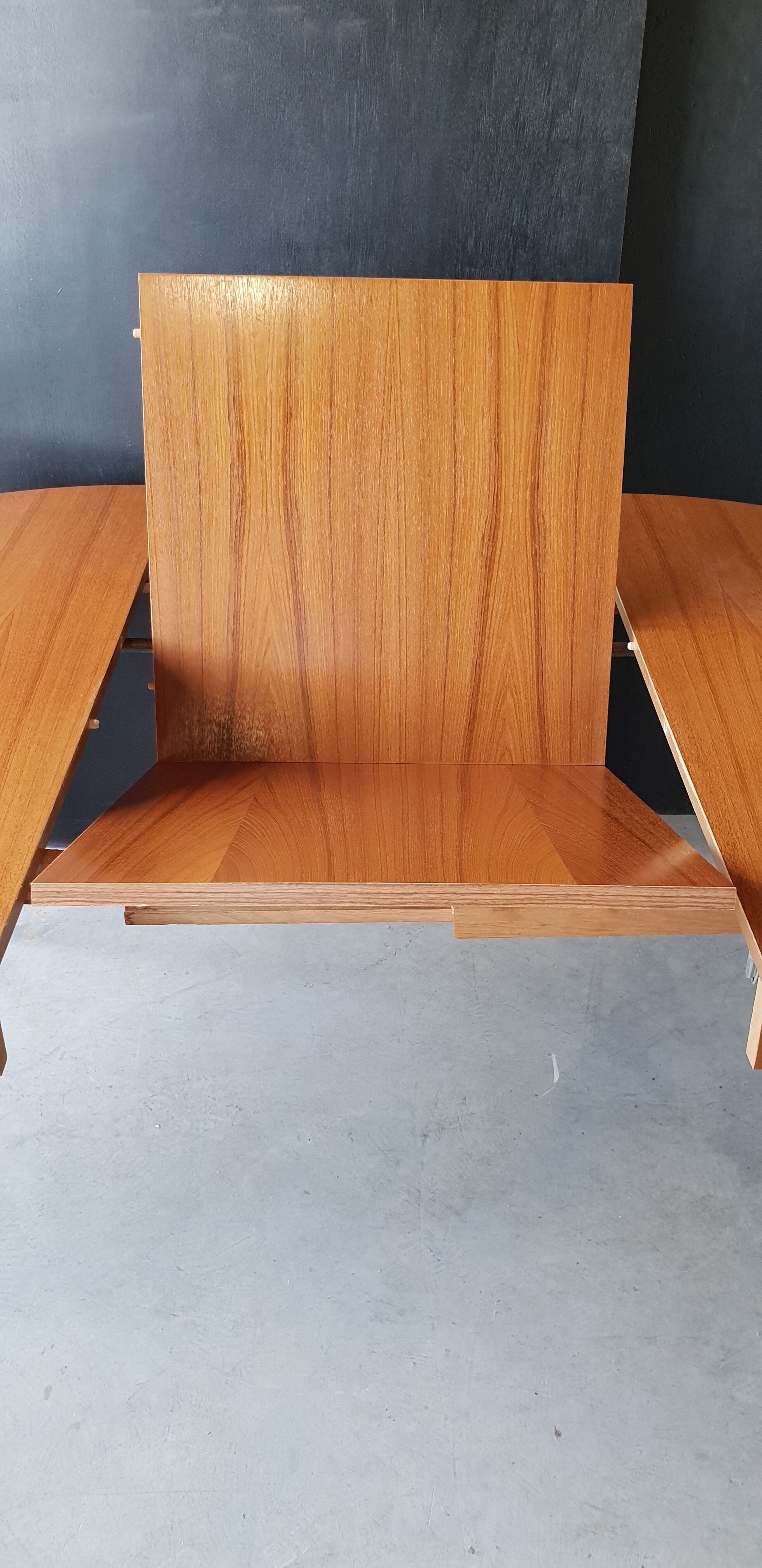 Scandinavian expandable table