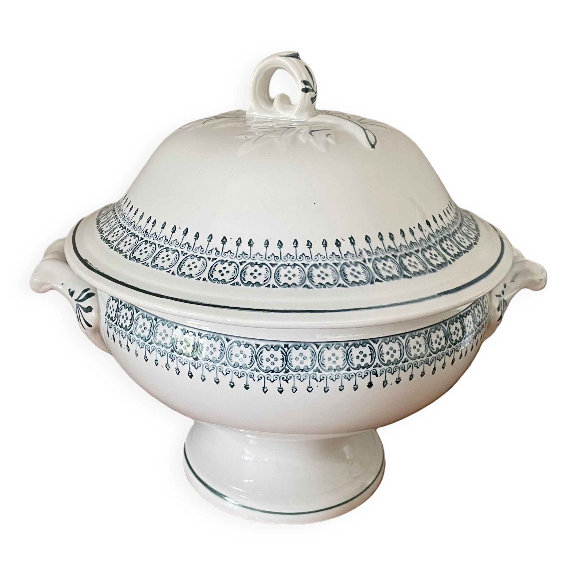 Antique earthenware soup tureen from Saint-Amand (North)