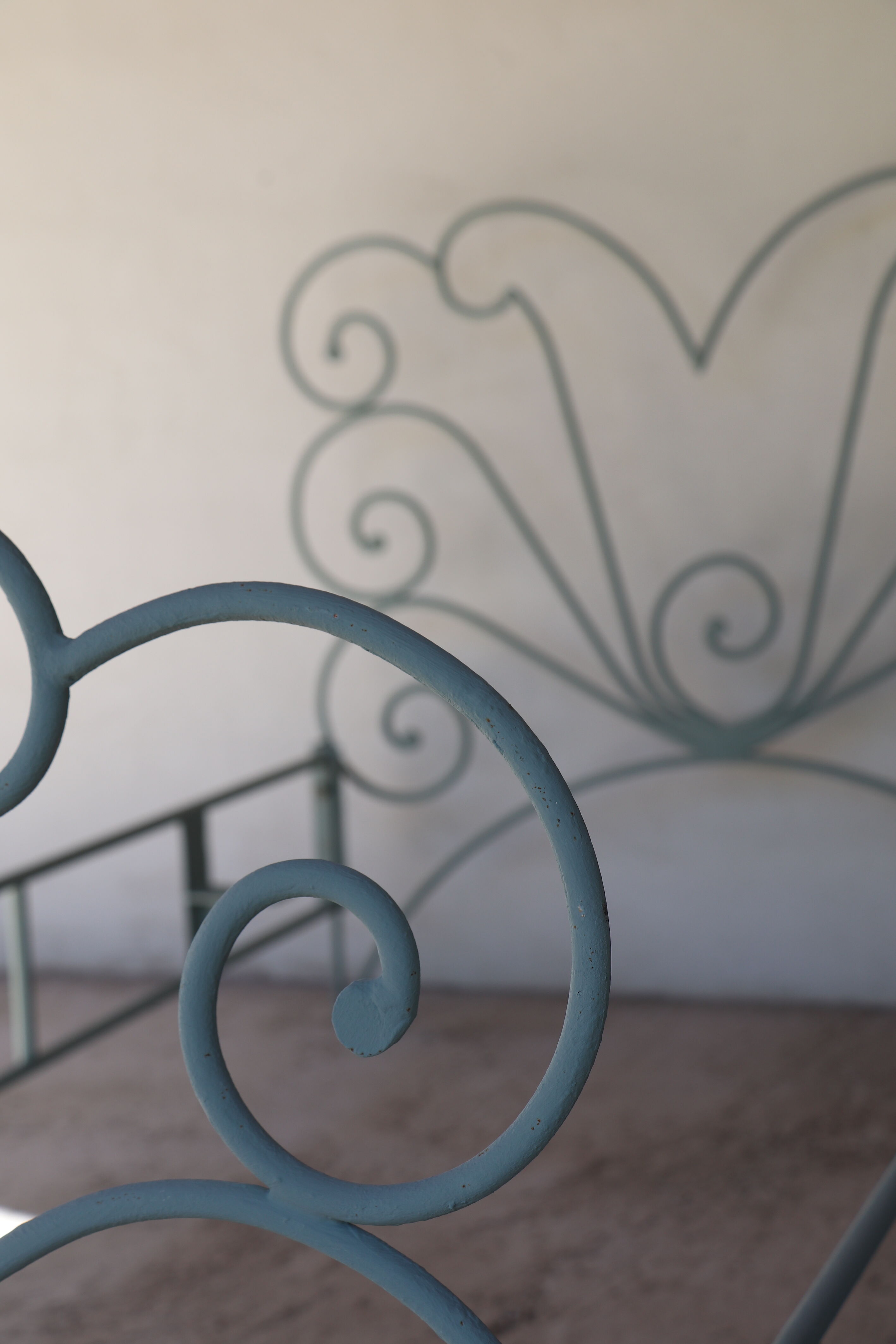 Volute wrought iron bed