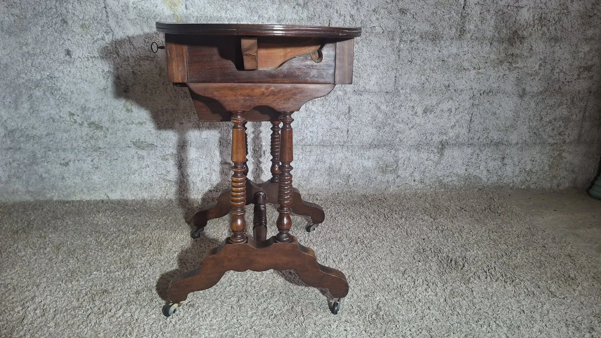 Table de couture victorienne anglaise à abattants, XIXe siècle