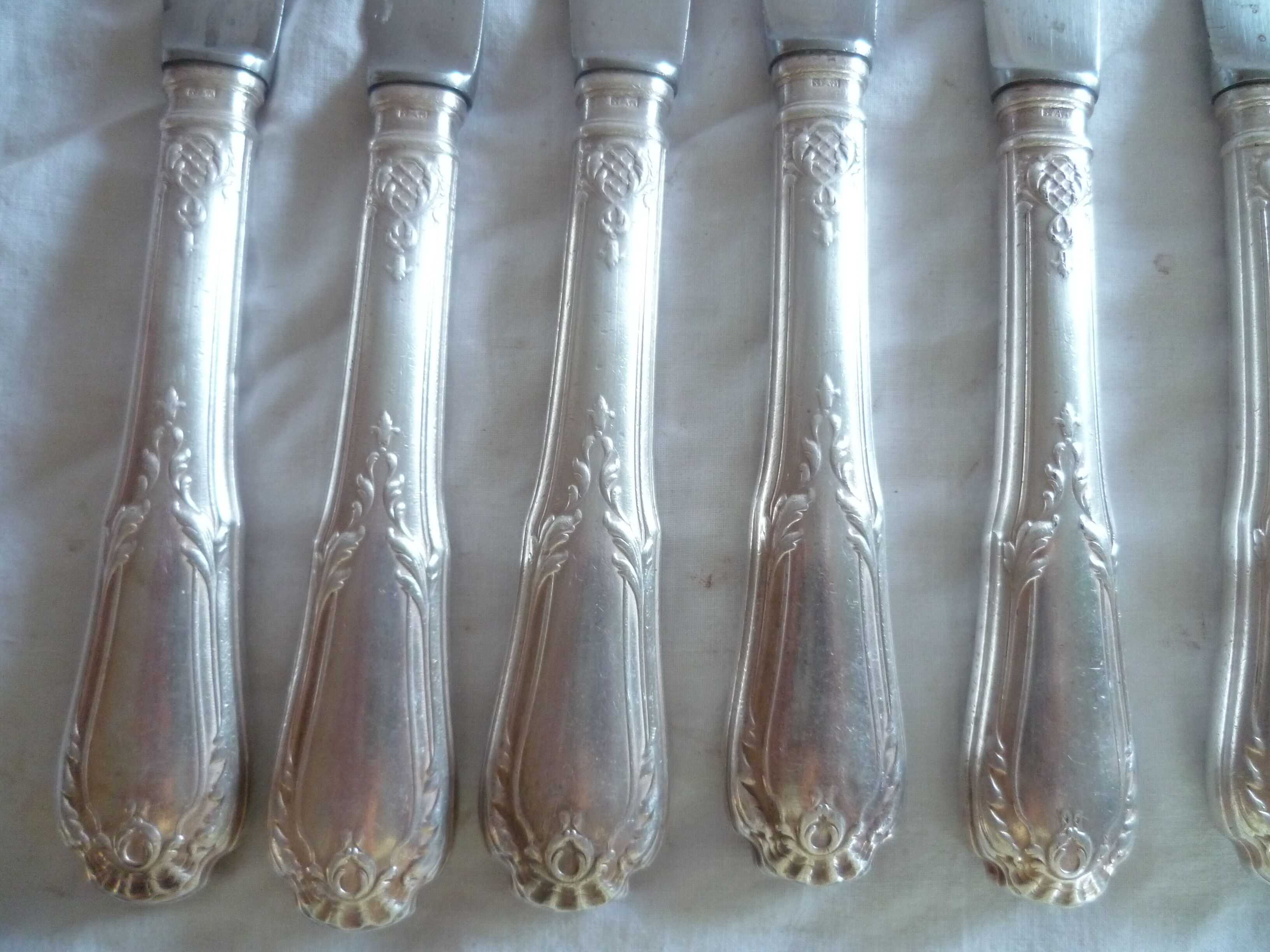Set of 9 table knives in met. silver style louis XV "shell"