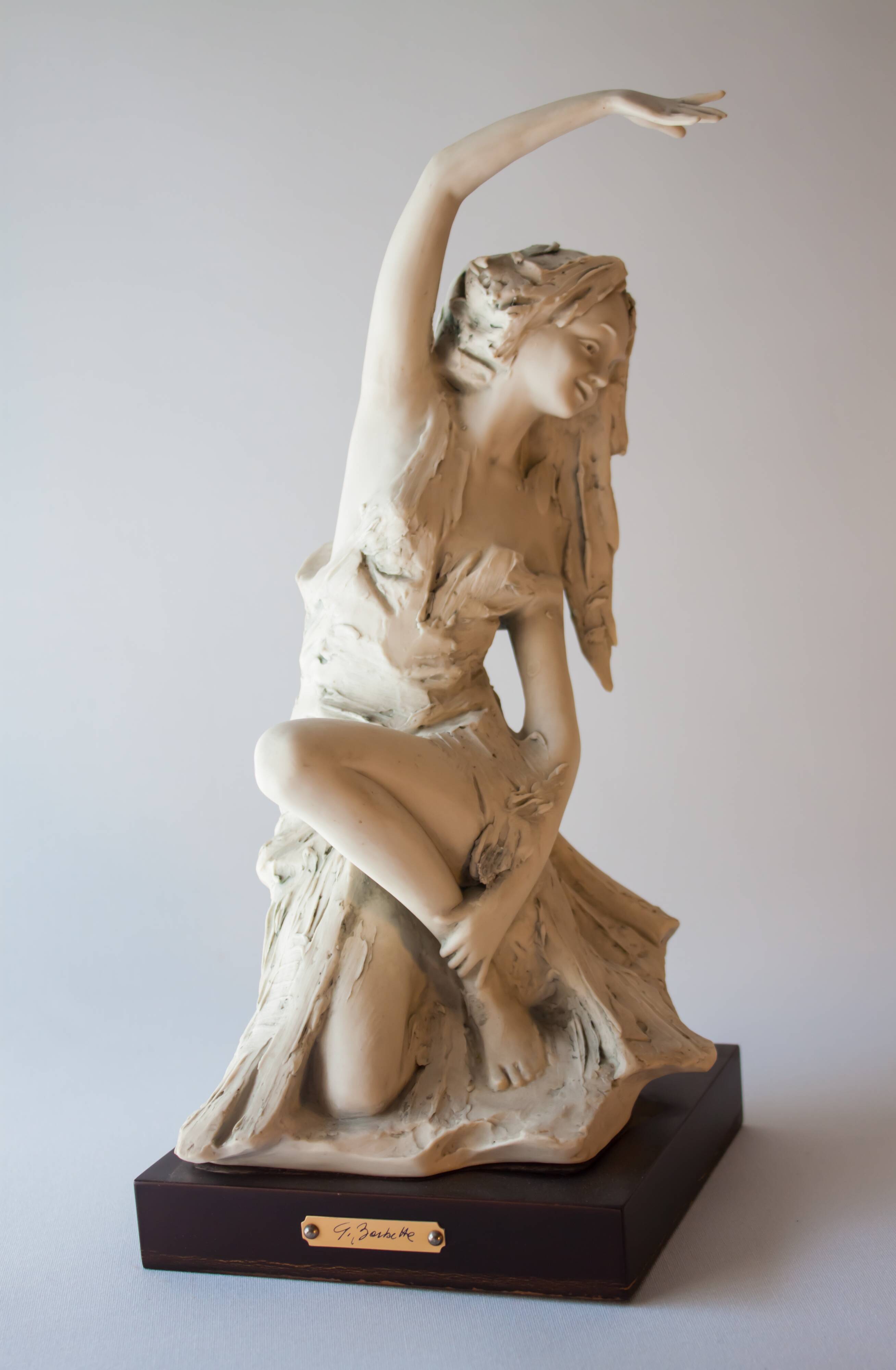 Original sculpture. Figura femenina de porcelana. Contemporary sculpture