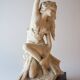 Sculpture contemporaine en porcelaine figurant une femme