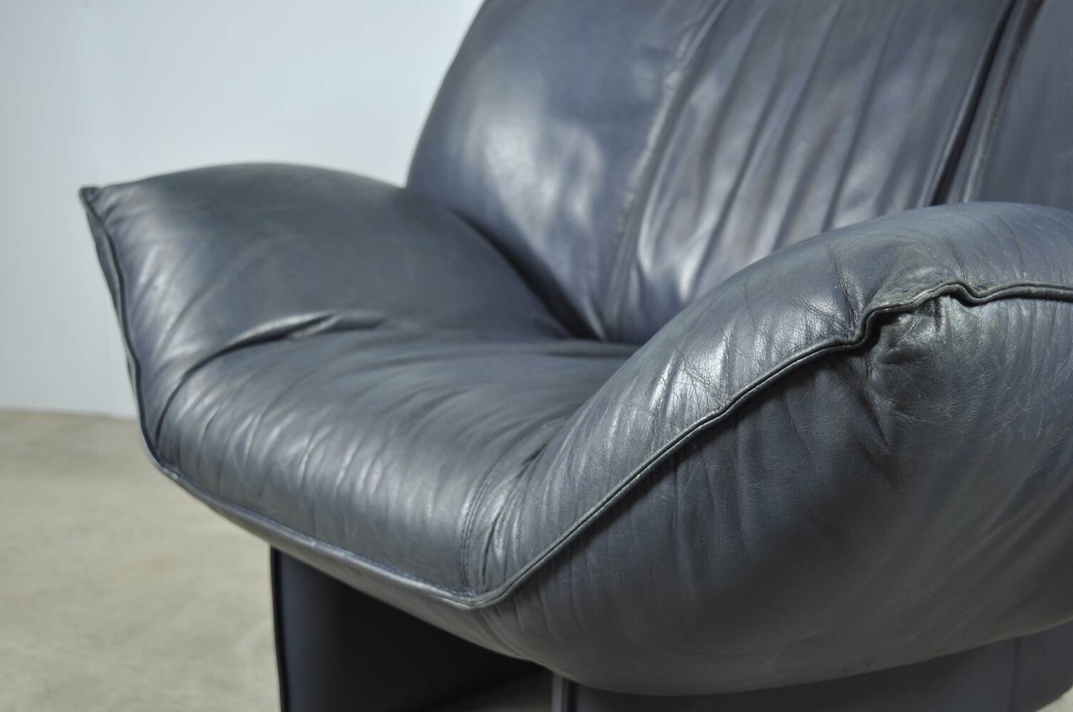 Leolux / vintage "tango" armchair in blue leather / jan armgardt / 1980s netherlands