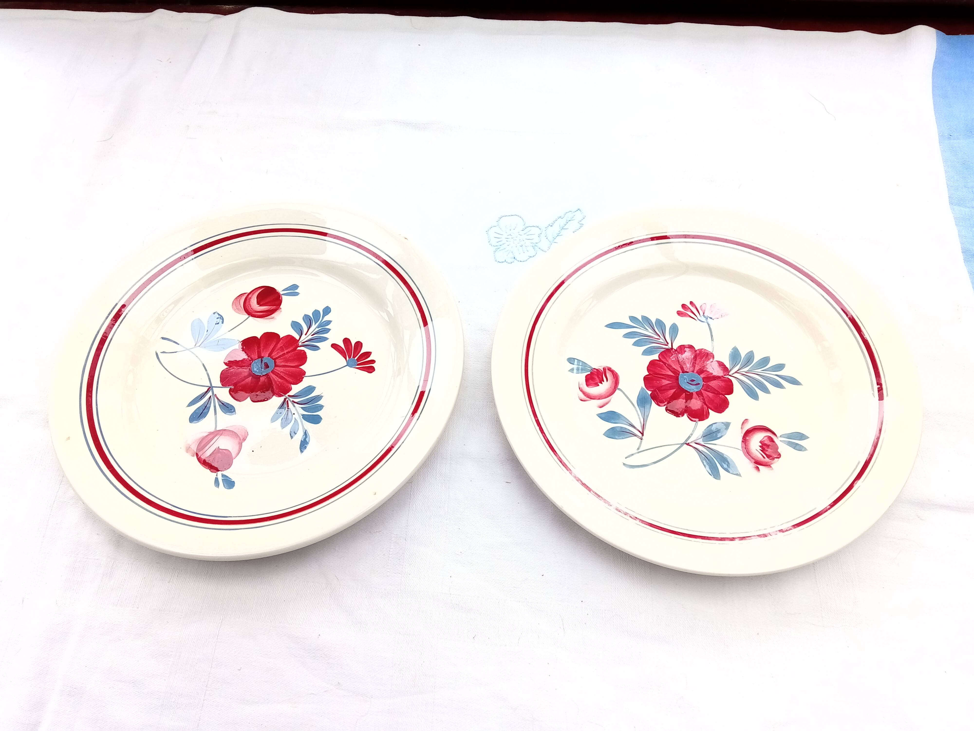 Assortment of 6 dinner plates