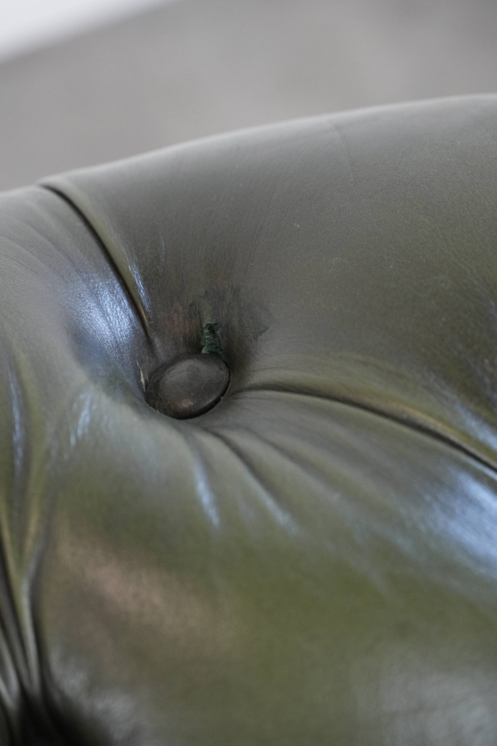 Magnifique fauteuil club en cuir de vachette verte de style anglais.