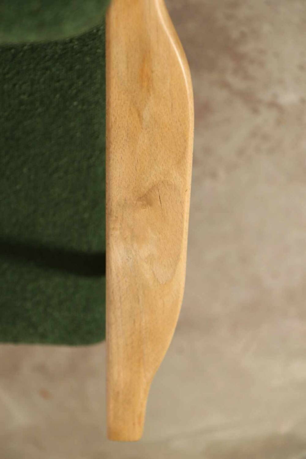 Fauteuil vintage Boucle verte bois naturel après rénovation