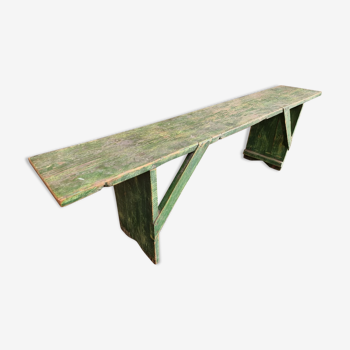 Banc en bois herbe verte