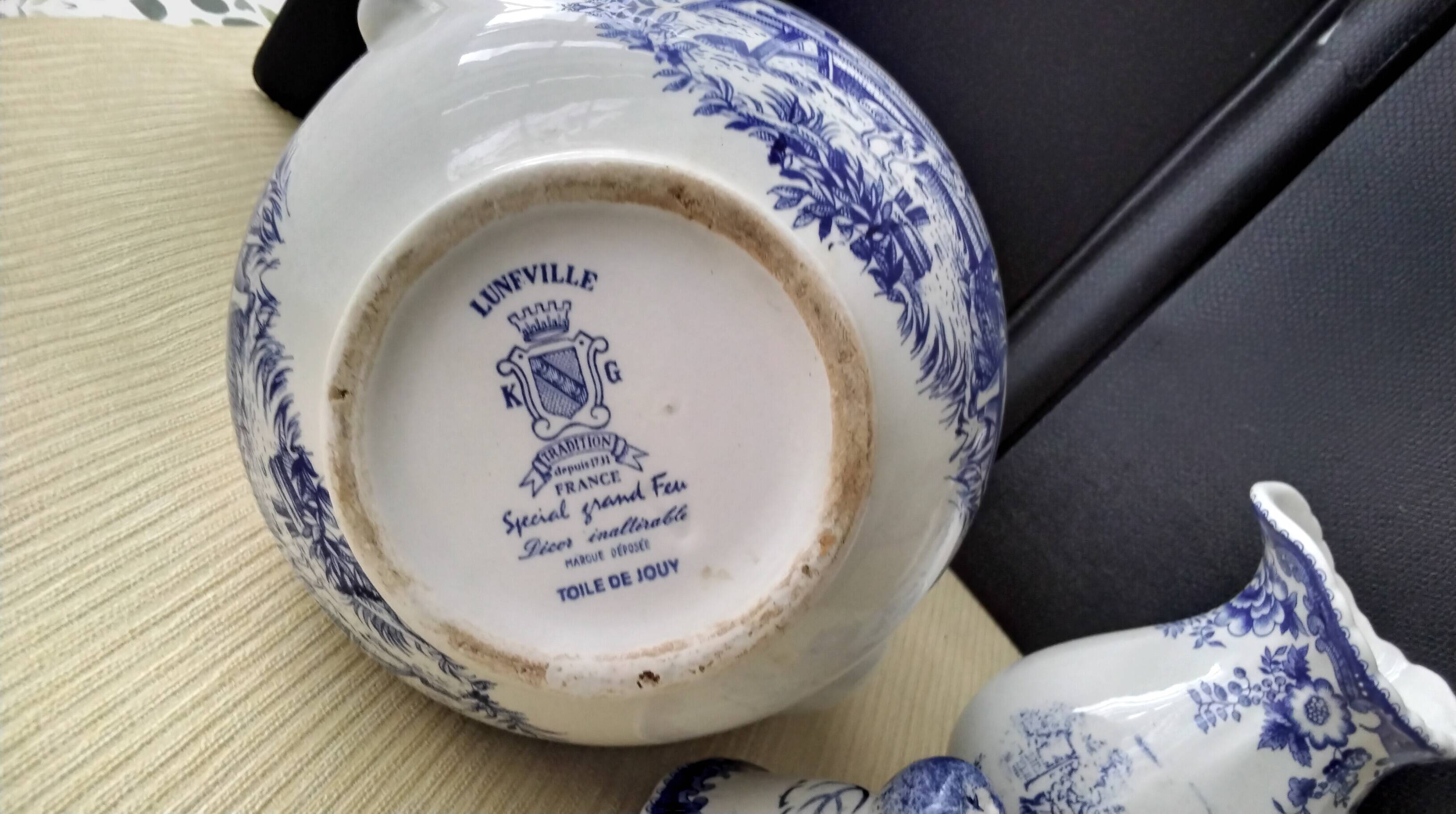 Lunéville earthenware coffee pot and milk jug, Toile de Jouy model