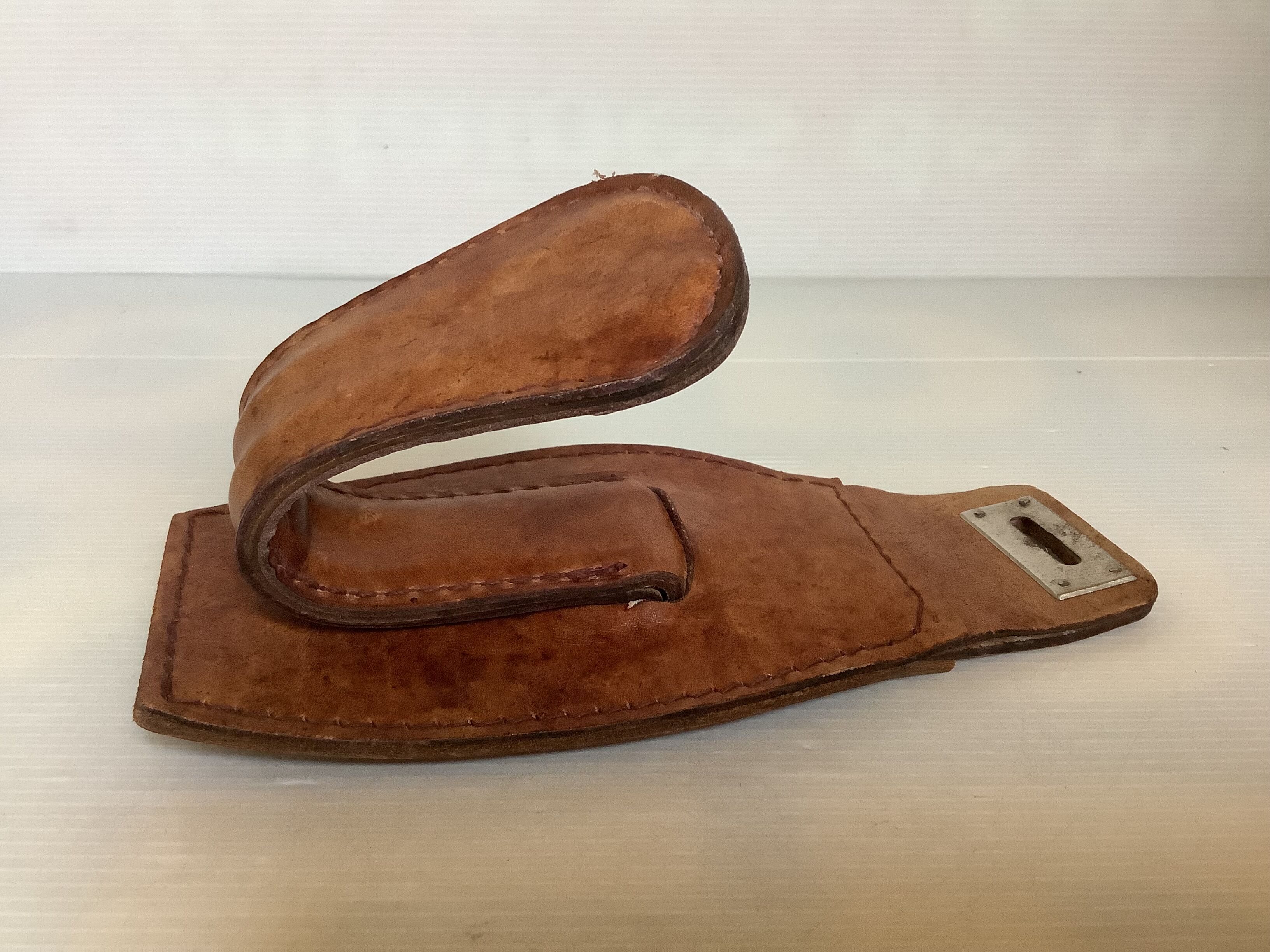 Patère en cuir style Jacques Adnet
