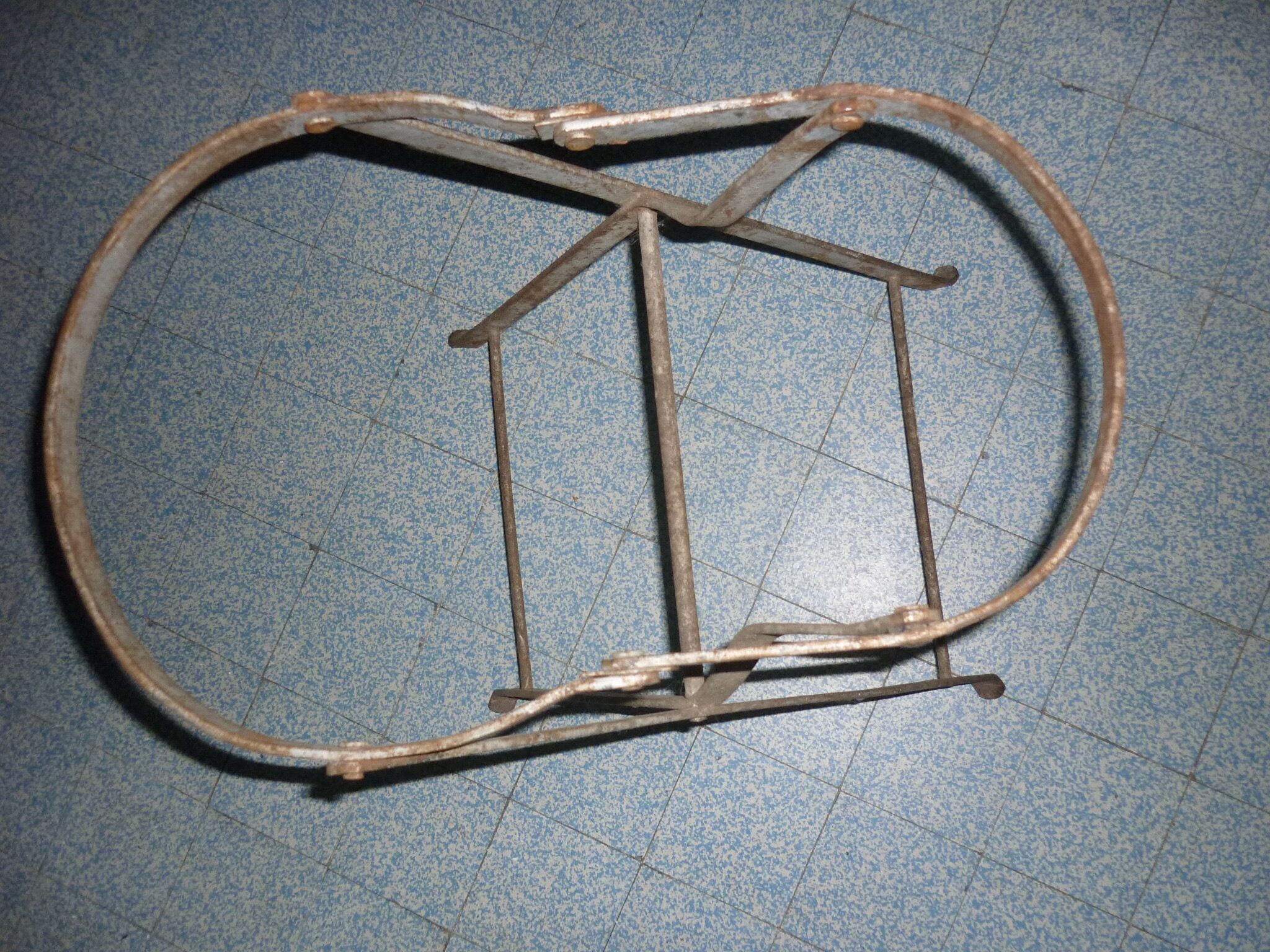 Enamelled bidet with folding support