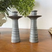 Paire de bougeoirs en grès gris