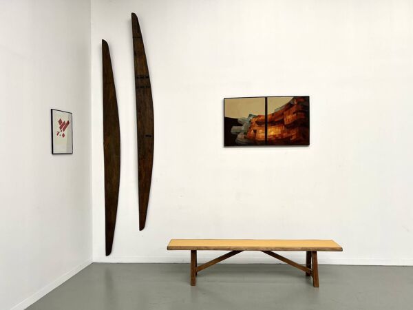 Banc brutaliste, assise jaune ''pop