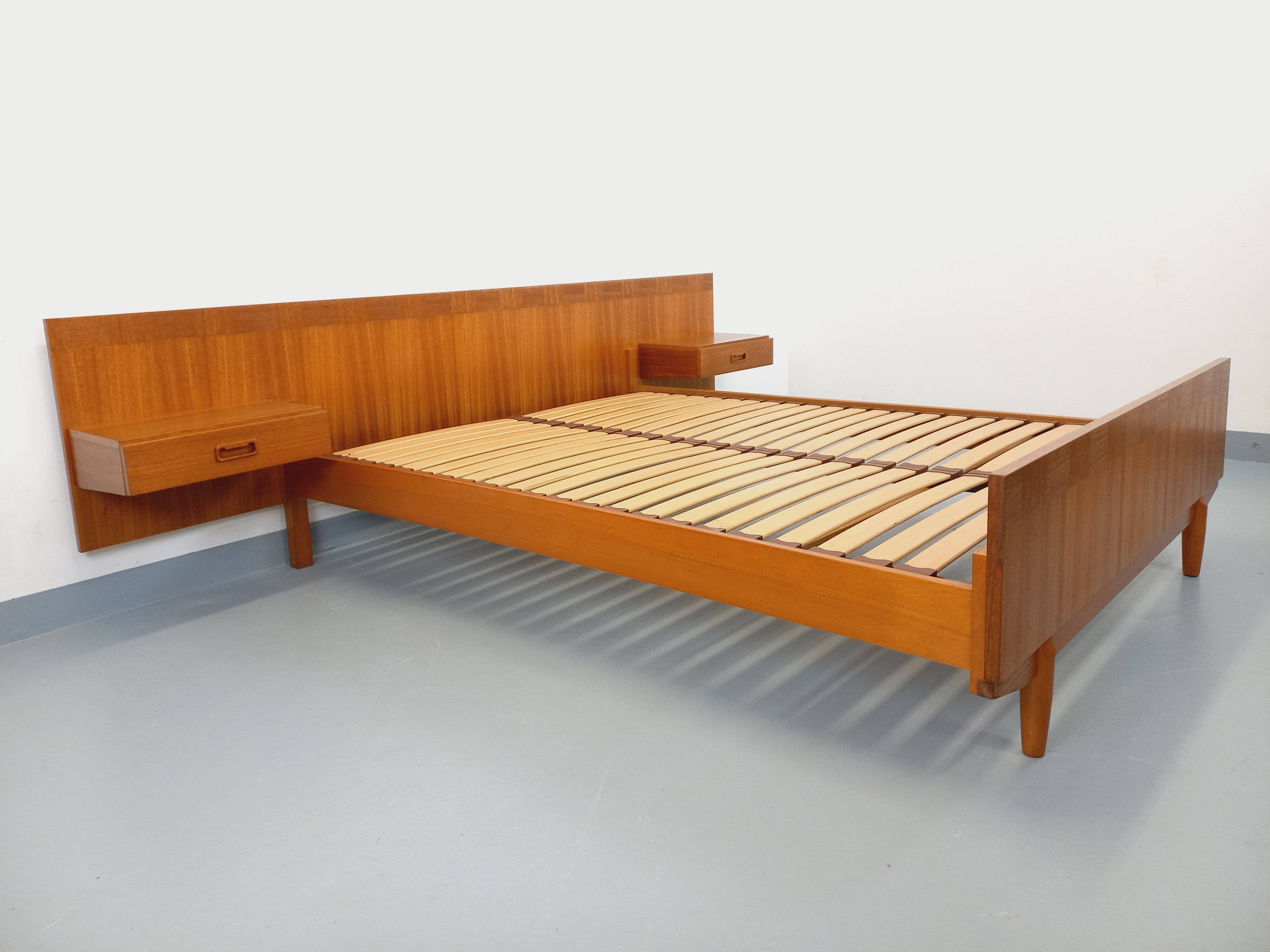 Double bed vintage Scandinavian in teak from the 1960s with integrated bedside tables.