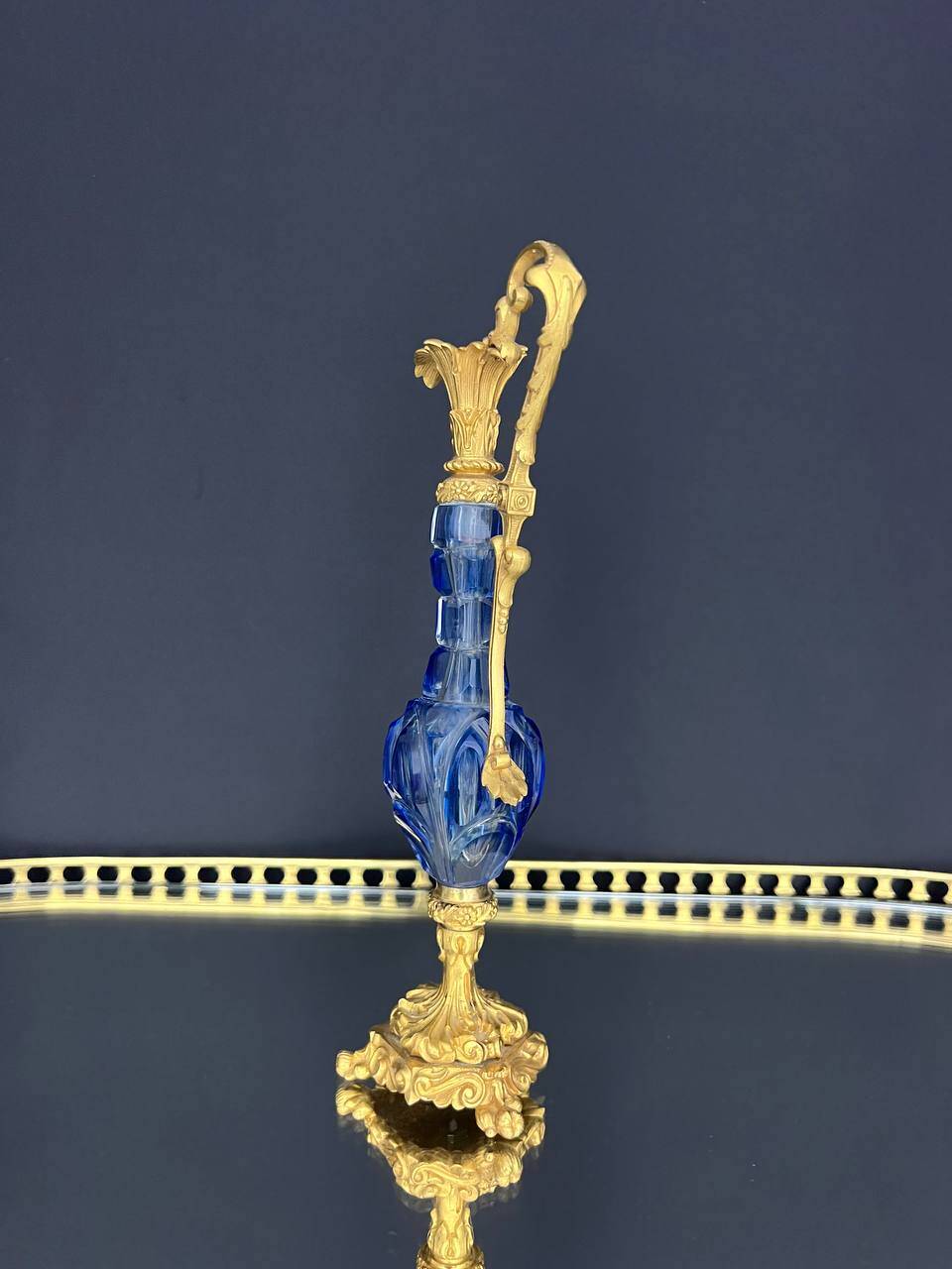 Cut blue crystal jug and gilded bronze, attributed to Baccarat.