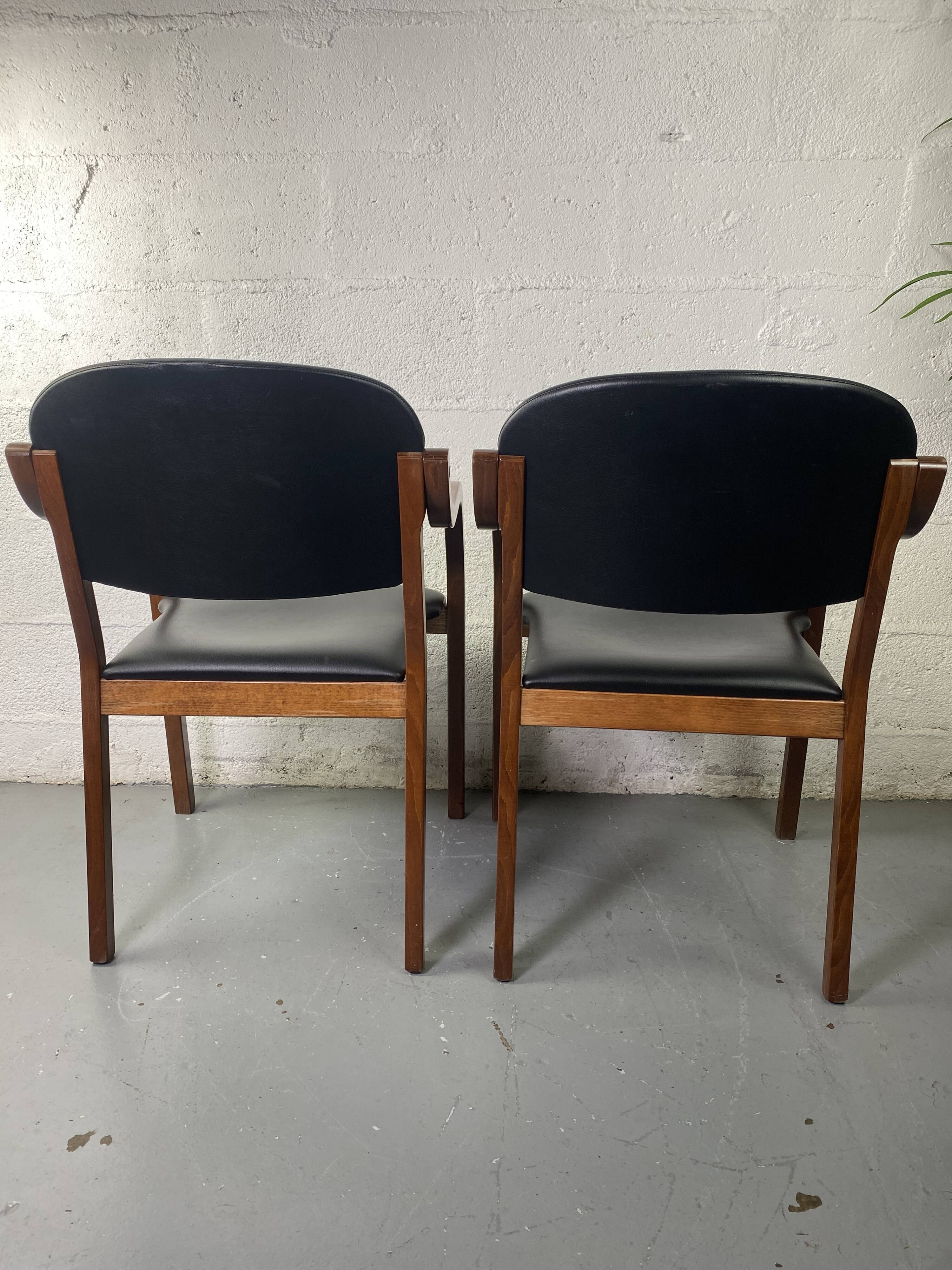 Paire de fauteuils en cuir et bois