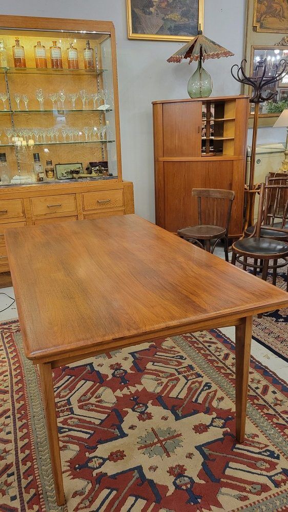 Extendable Scandinavian table