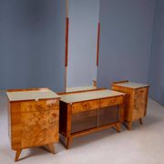 Coiffeuse vintage avec placage de noyer, grand miroir et armoires de rangement.