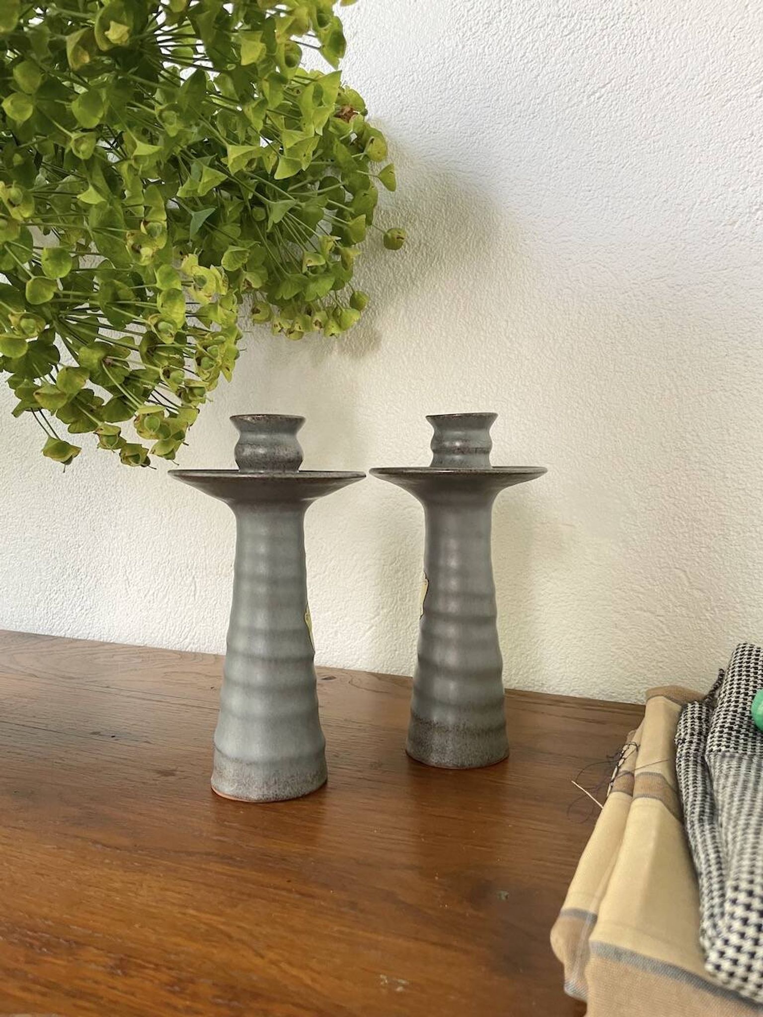 Paire de bougeoirs en grès gris