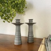 Paire de bougeoirs en grès gris