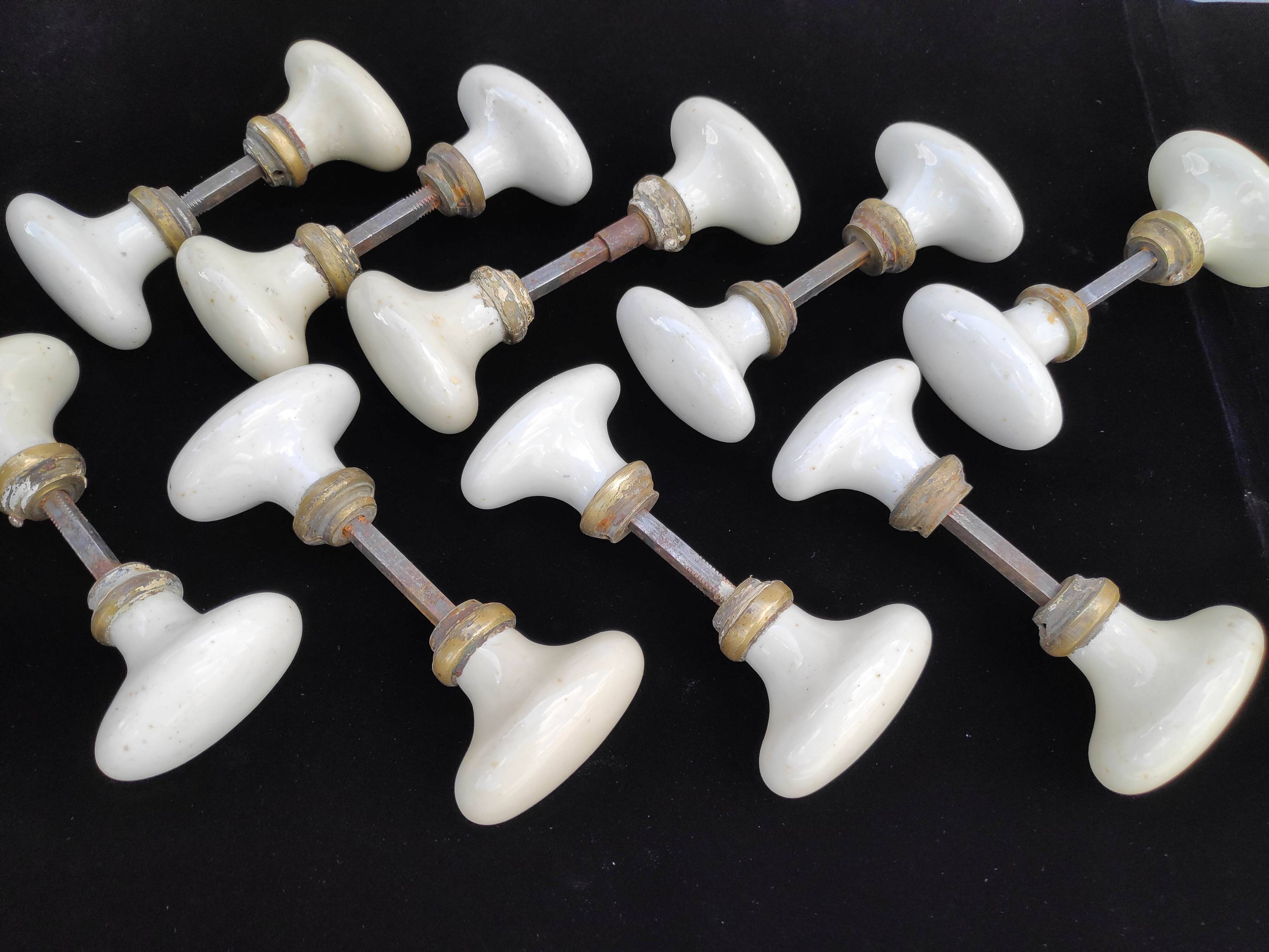 Set of 18 porcelain handles (B-0049-1)