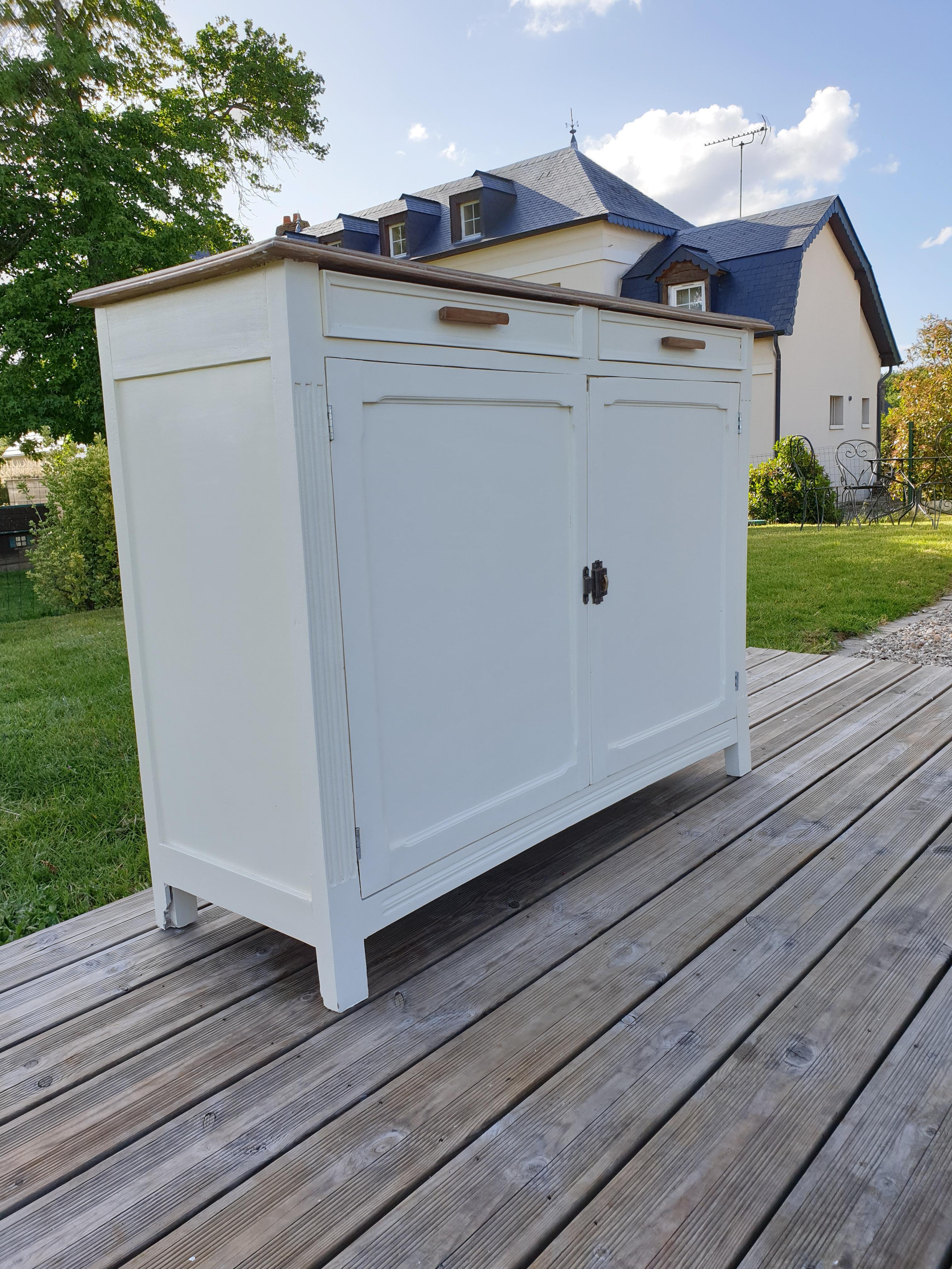White porcelain parisian buffet