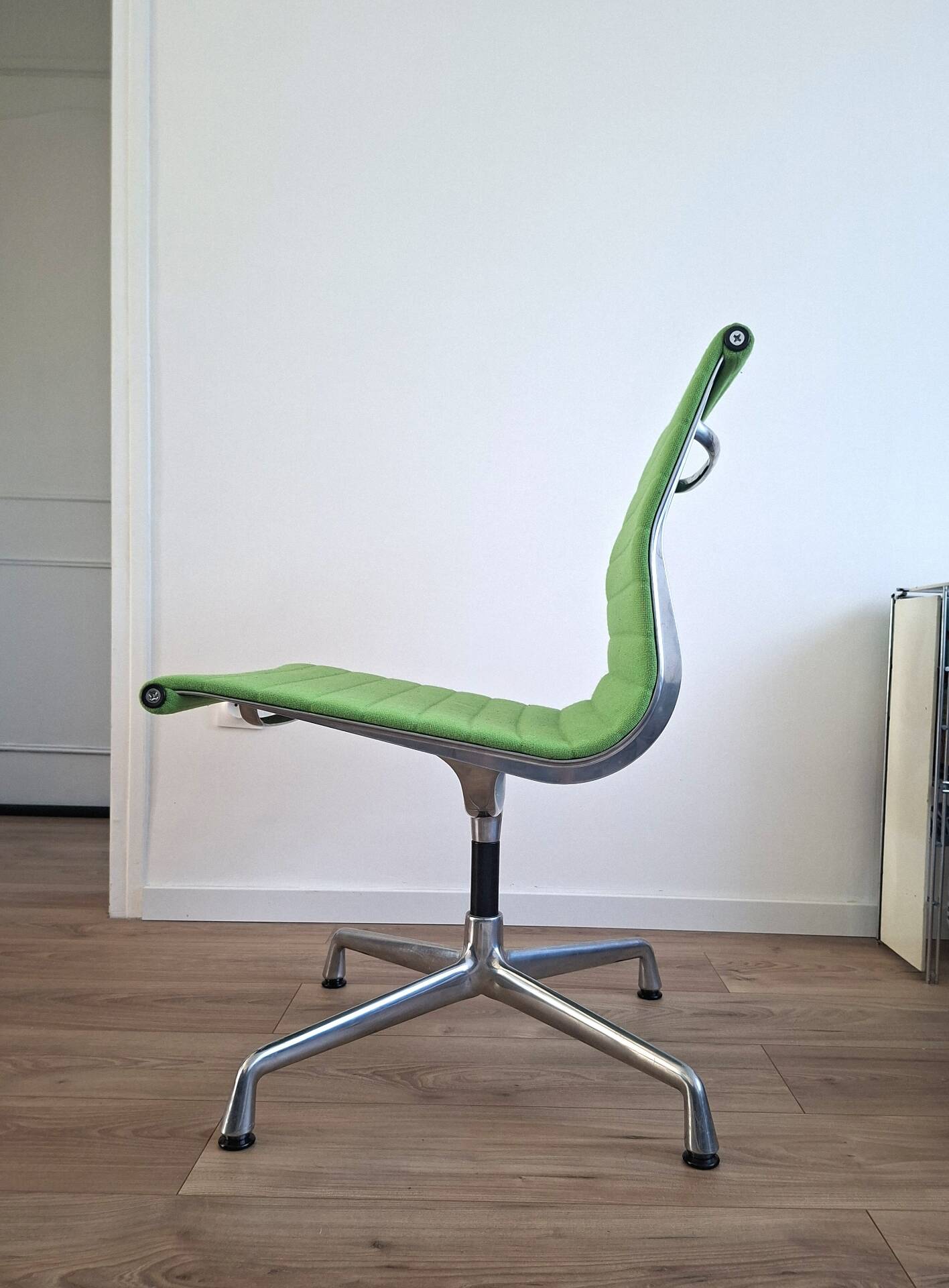 Vitra Eames 105 aluminium group