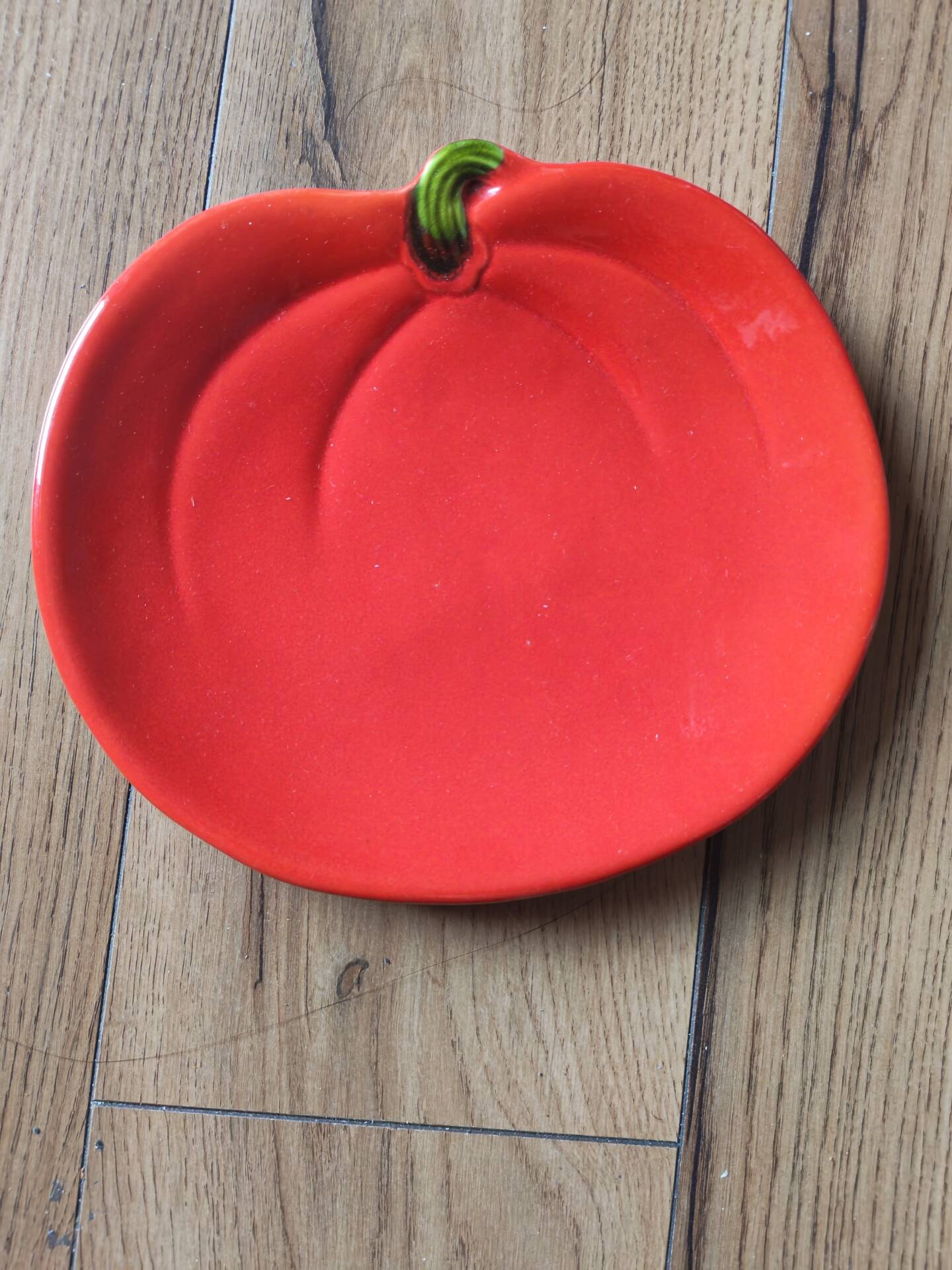 Assiette de présentation vintage en céramique formant une tomate