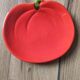 Assiette de présentation vintage en céramique formant une tomate