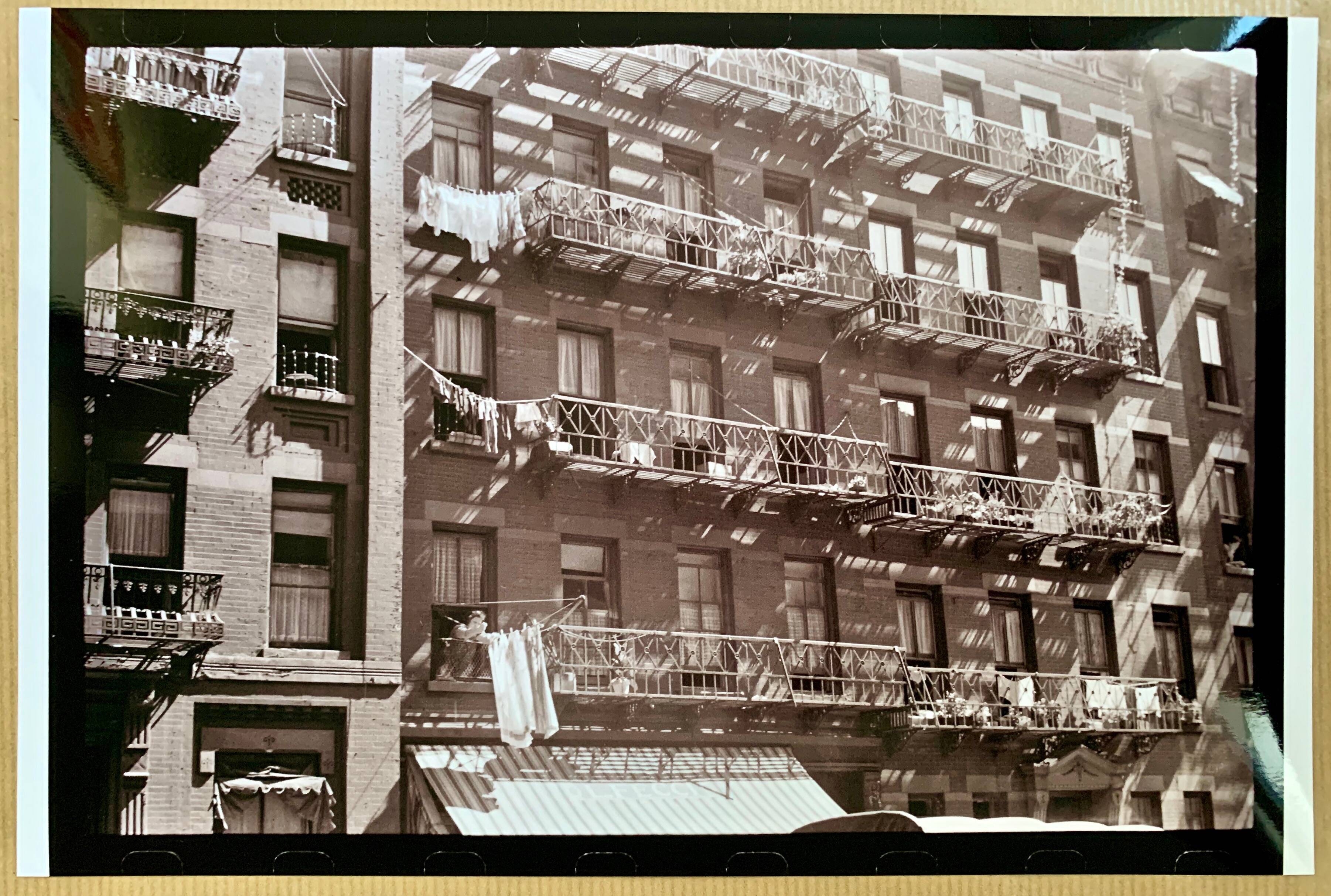 Typical urban façade of 1930s New York — The soul of old Manhattan