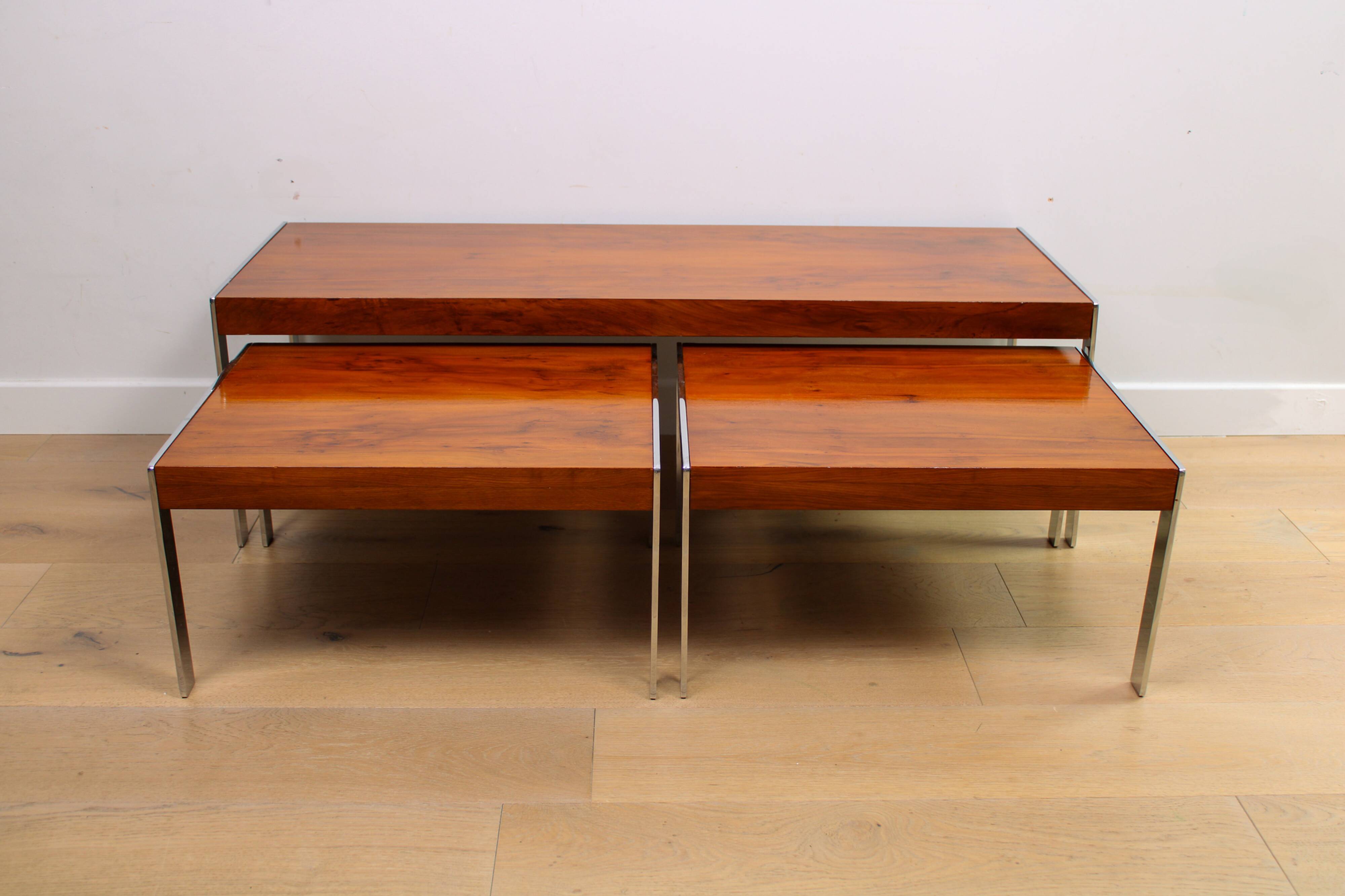 Un ensemble de tables de café gigognes vintage de milieu de siècle de Merrow Associates - If.