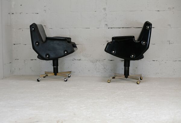 Paire de fauteuils pivotants, simili-cuir et acier, Italie, circa 1960.