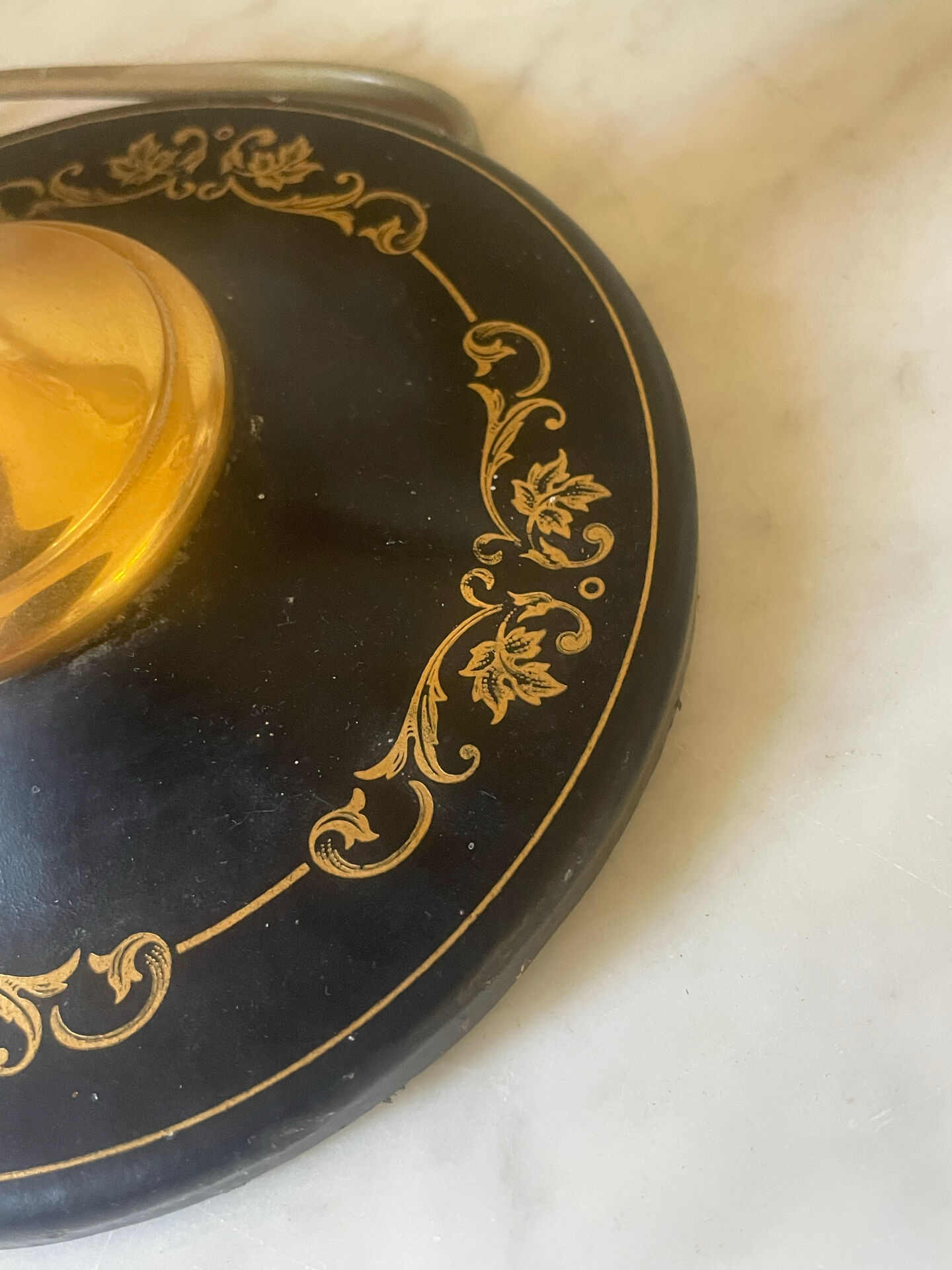 Black leather lamp Le Tanneur