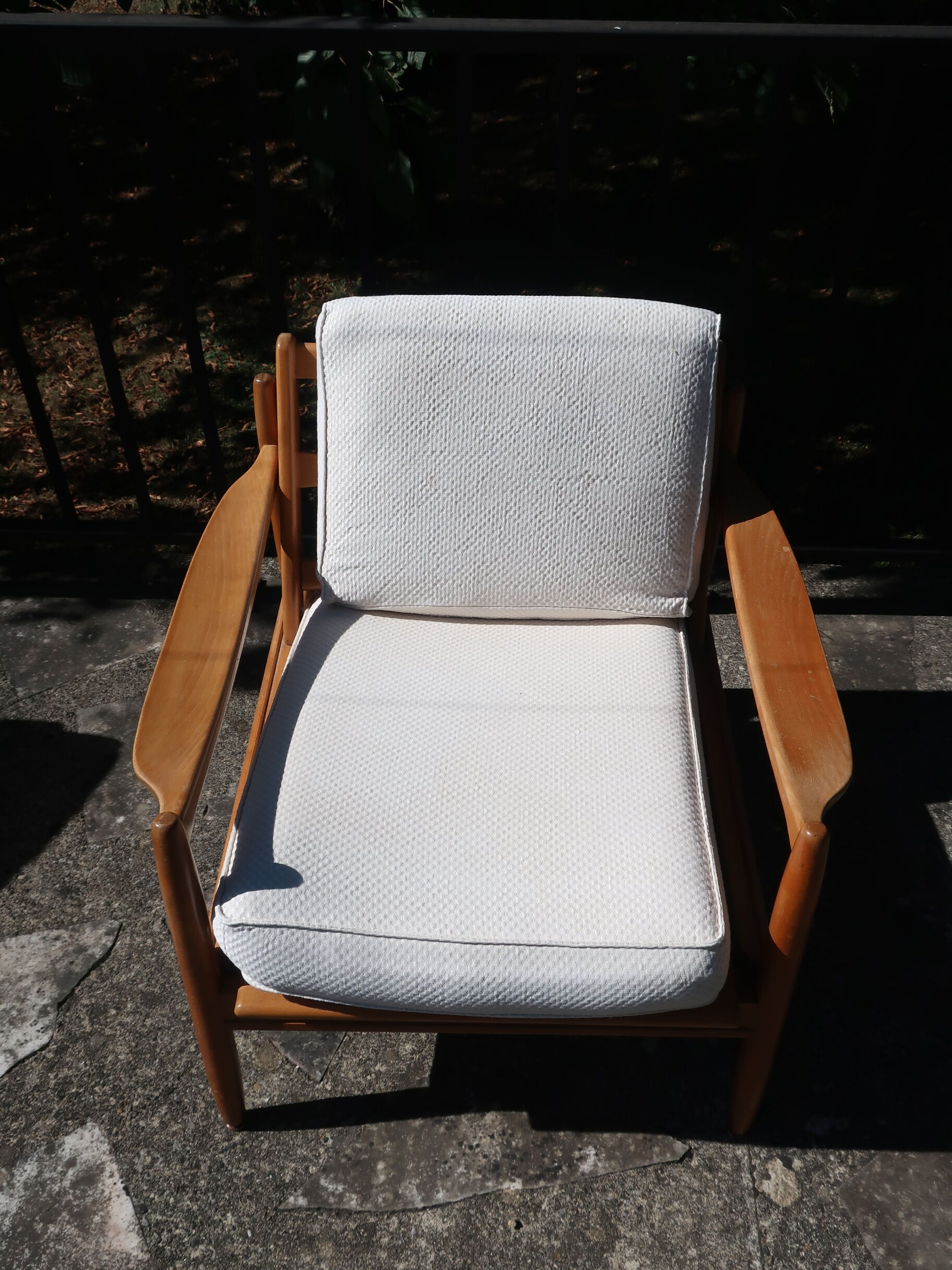 Fauteuil scandinave en  bois et tissu