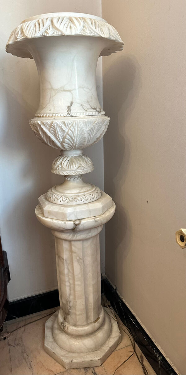Colonne avec vasque en marbre blanc sculpté