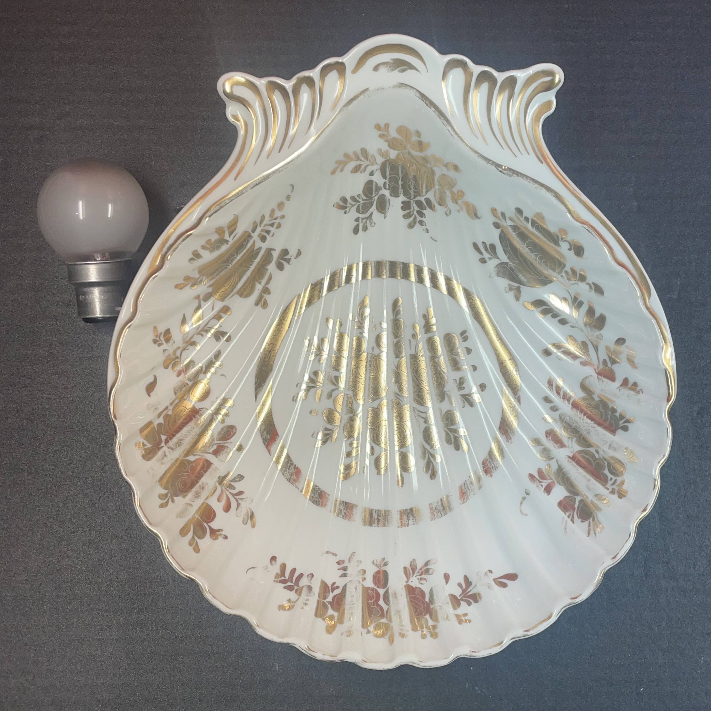 Limoges, large gold and gadroon scallop shell, empty pocket, salad bowl, compotier