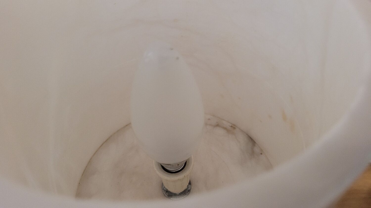 Lamp in veined white marble