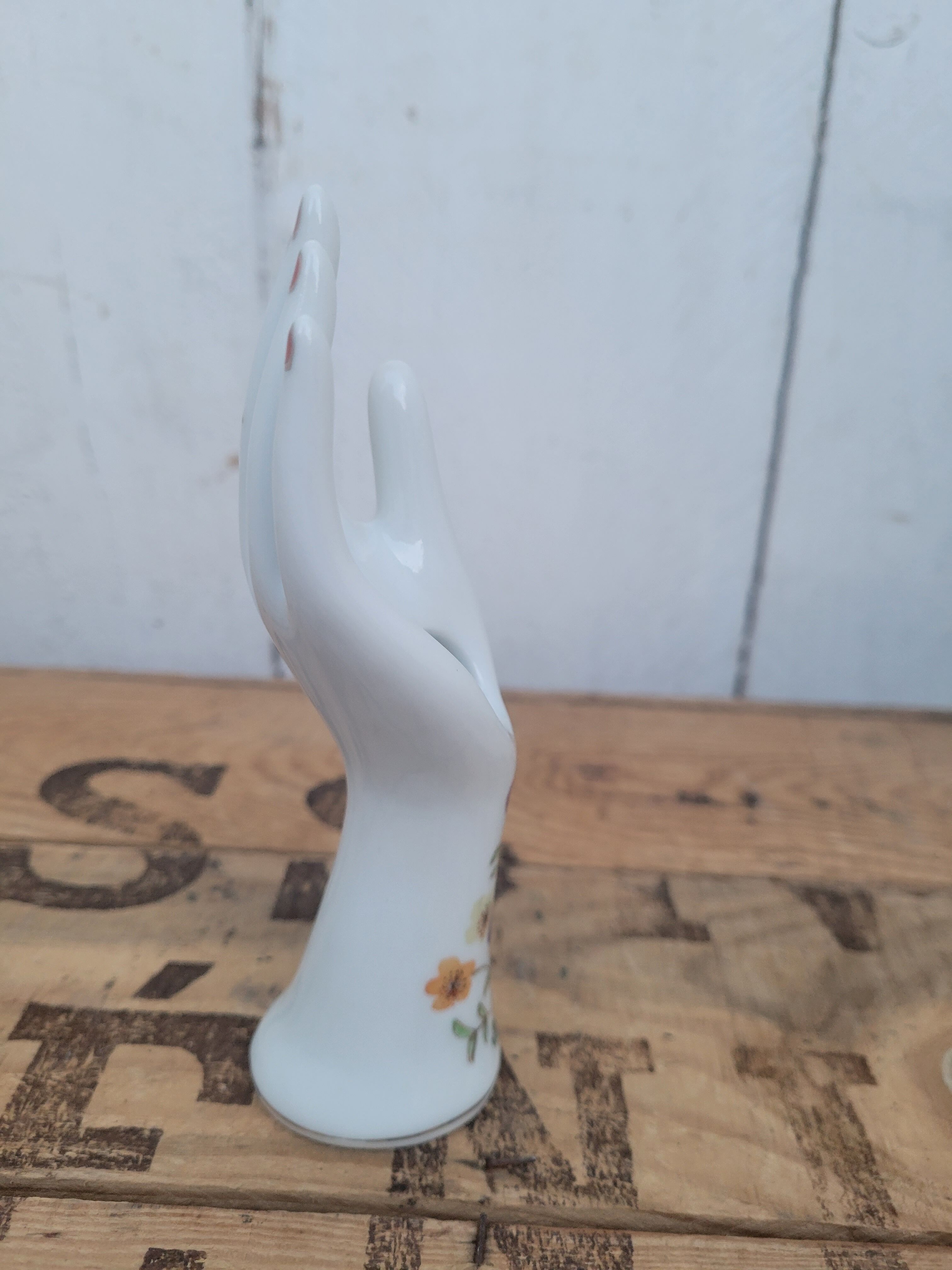 Hand-shaped Baguier
