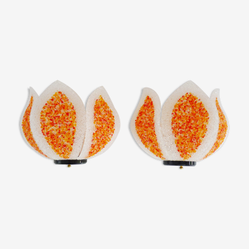 Paire d'appliques murales vintage en perspex forme tulipe orange et blanche. Année 70