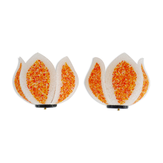 Paire d'appliques murales vintage en perspex forme tulipe orange et blanche. Année 70