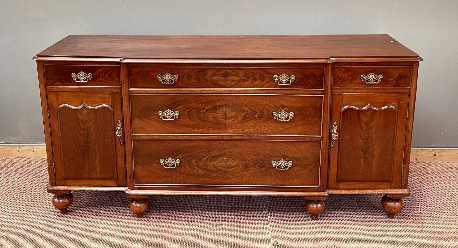 Victorian chest of drawers 19th in mahogany