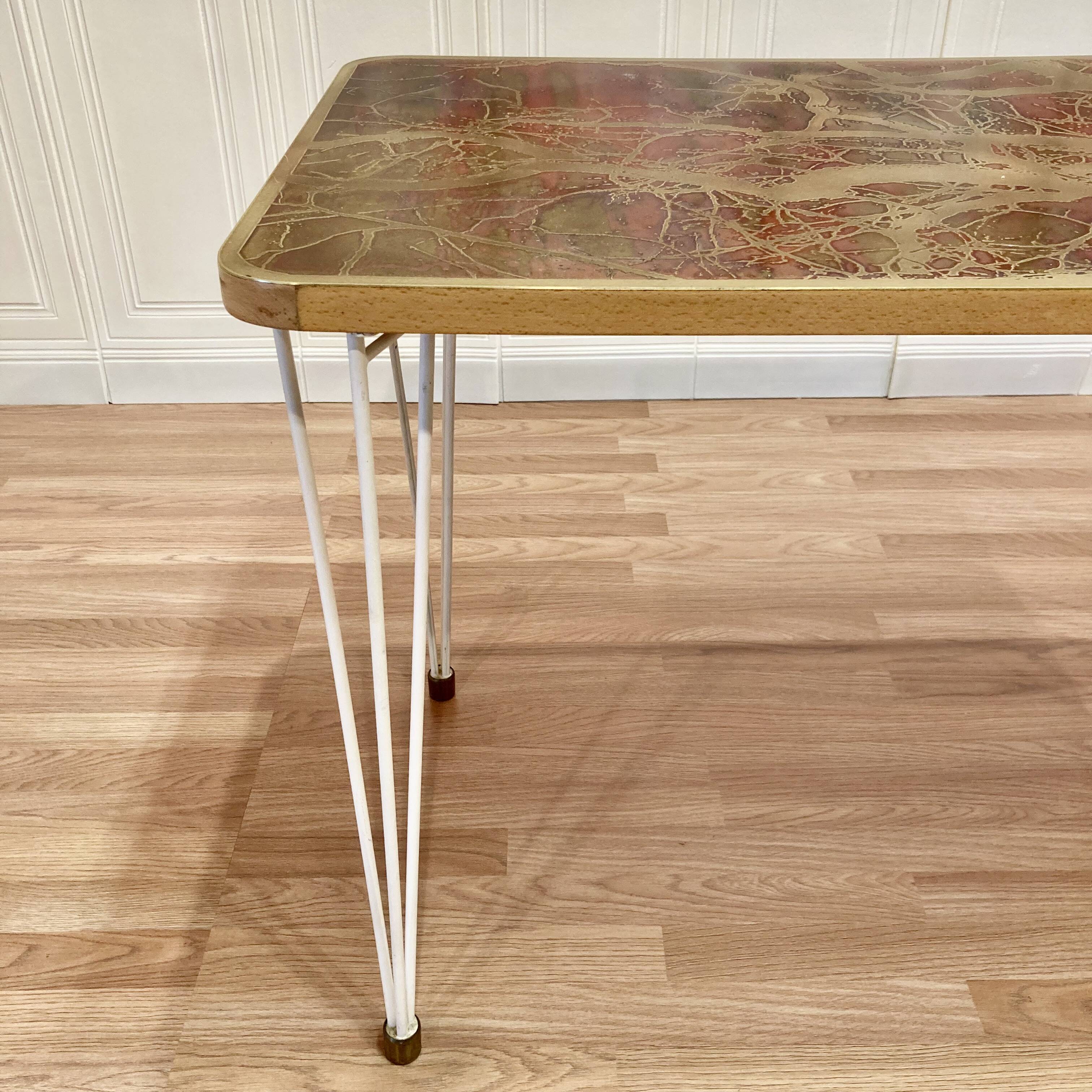 Table haute design et signature scandinave 1950.