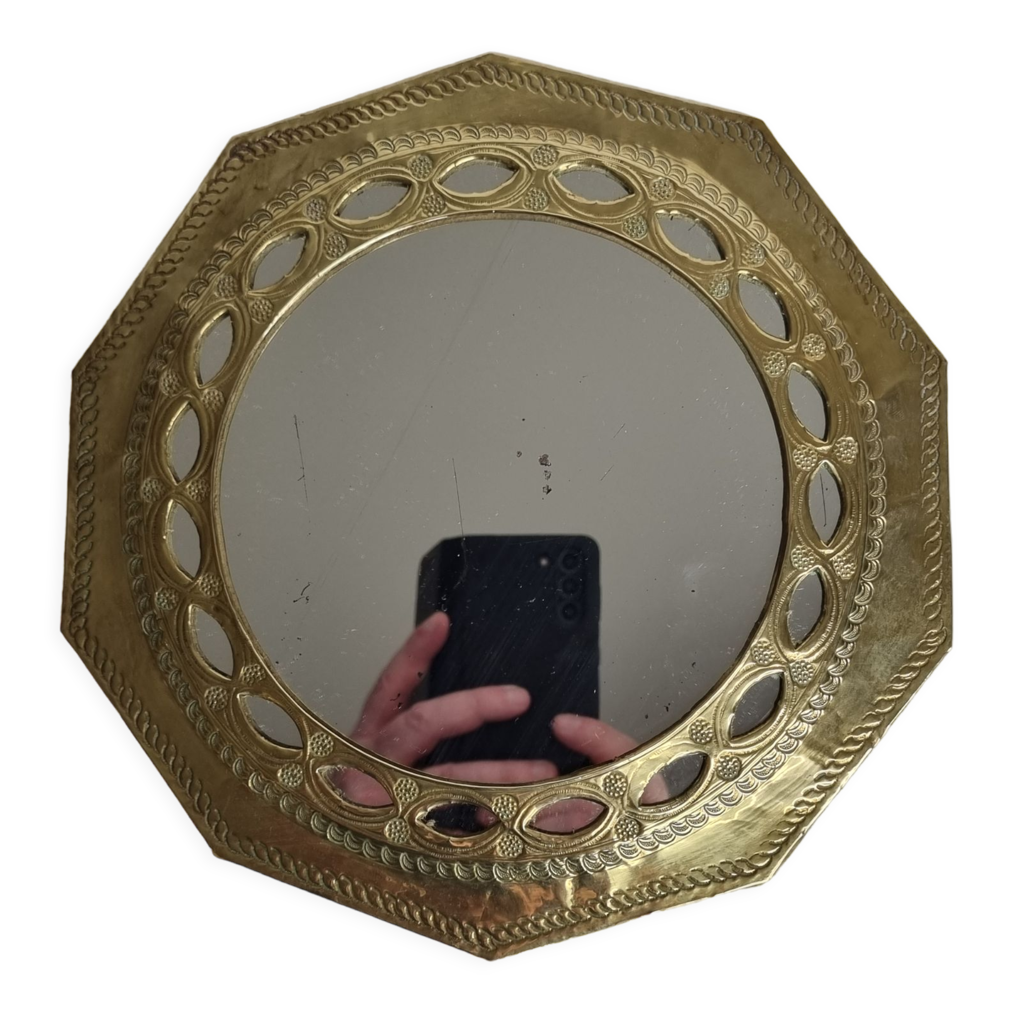 Vintage Moroccan mirror in hammered brass with openwork decoration, 22 cm