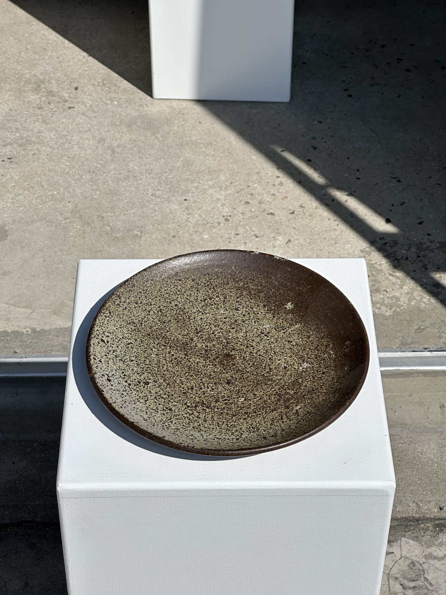 Plat en céramique vert indonésien D:26,5