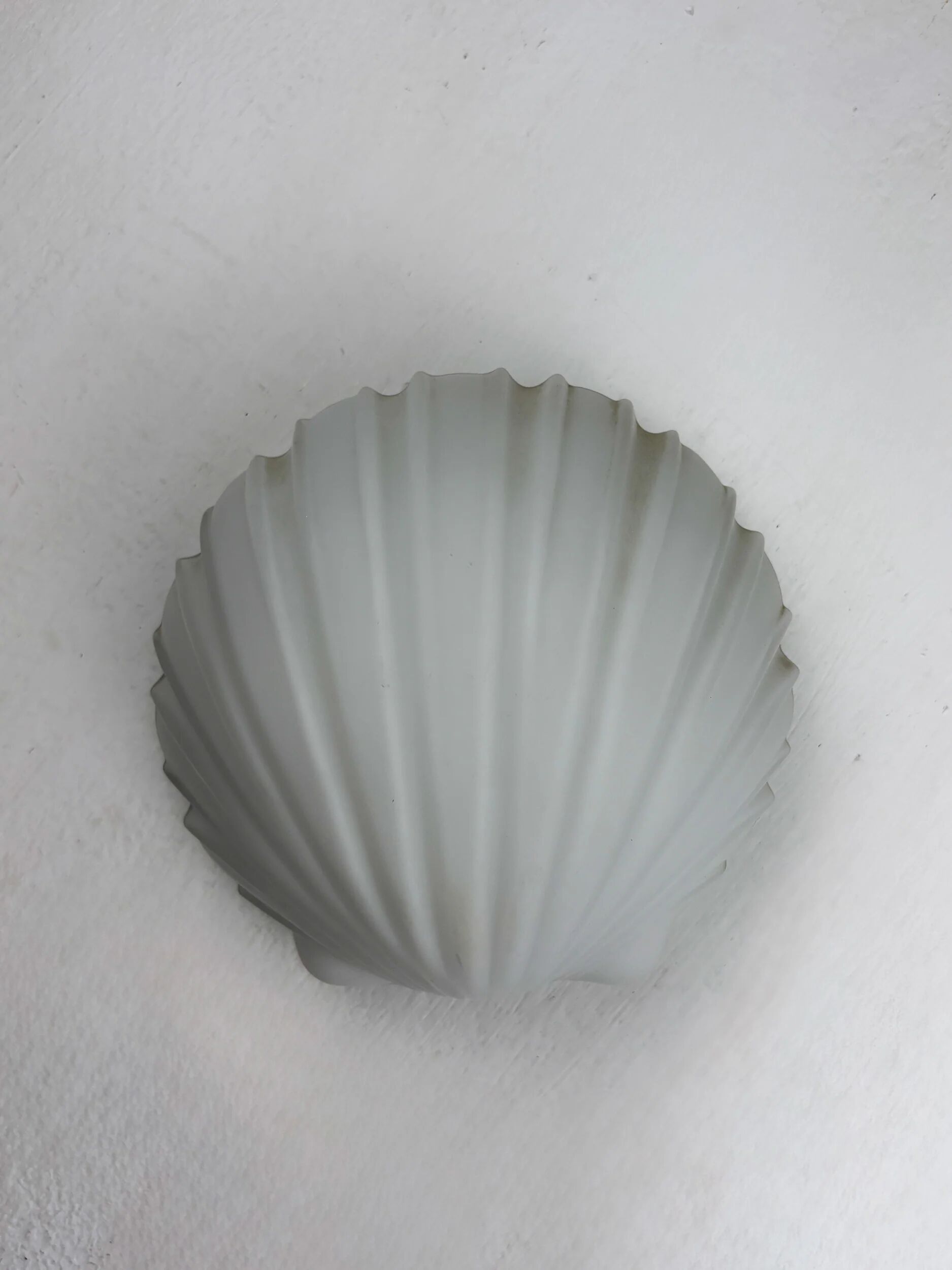 Applique murale en forme de coquillage par Limburg, verre opalin, Allemagne années 1970.