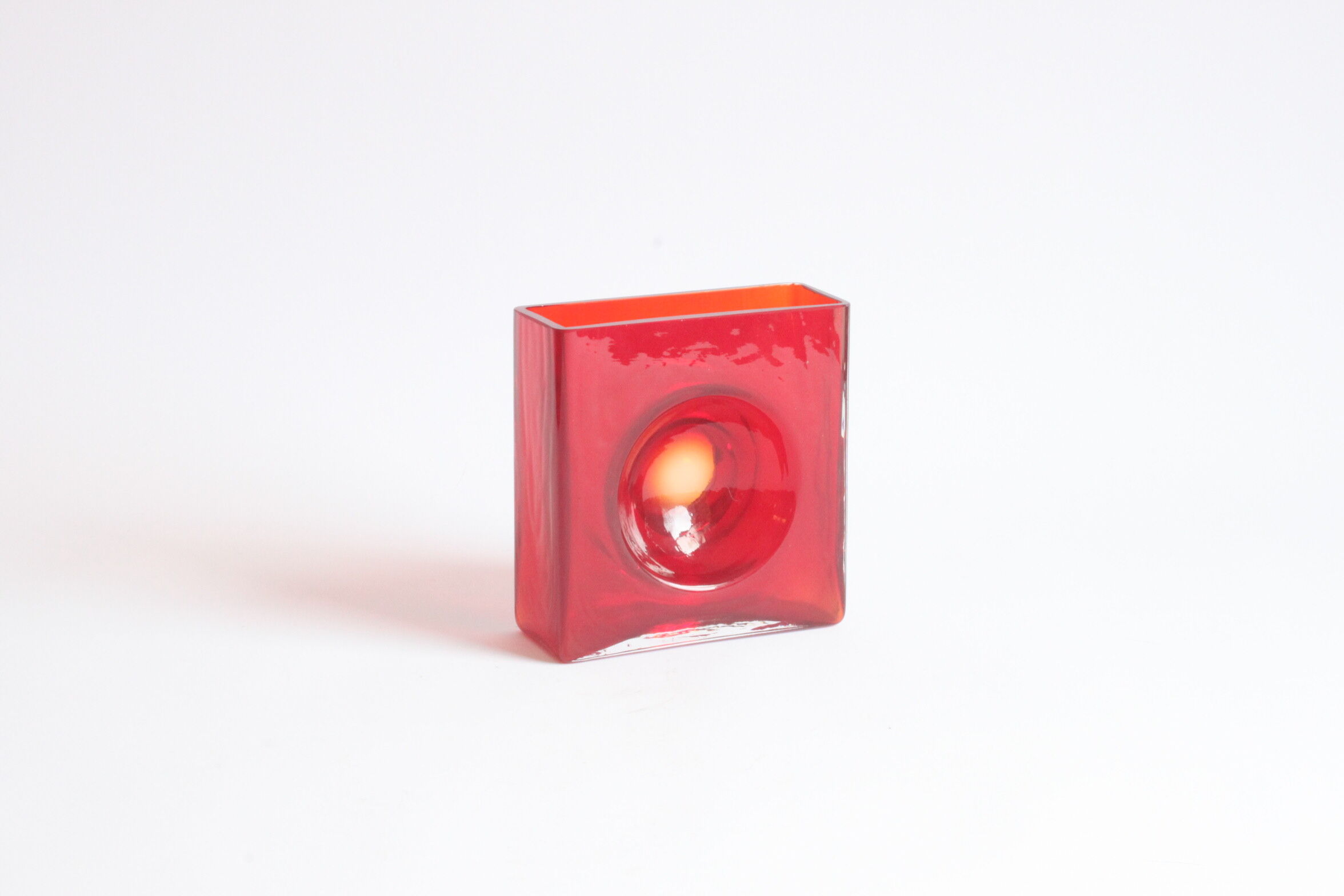 Diabolo red lens vase by Christian Tortu